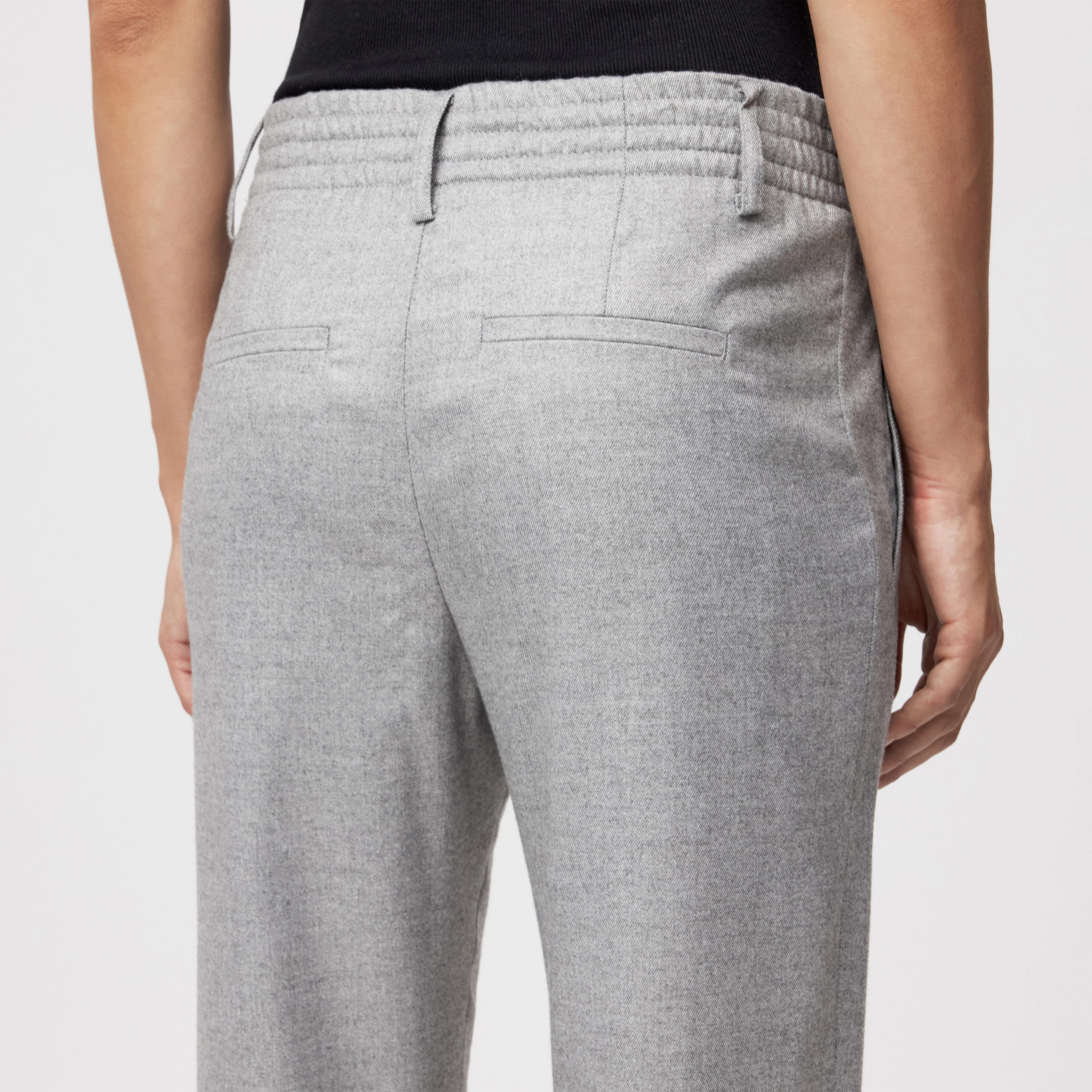 DISPATCH_0 - Pleated trousers in soft flannel - women - grey - Detailansicht am Model