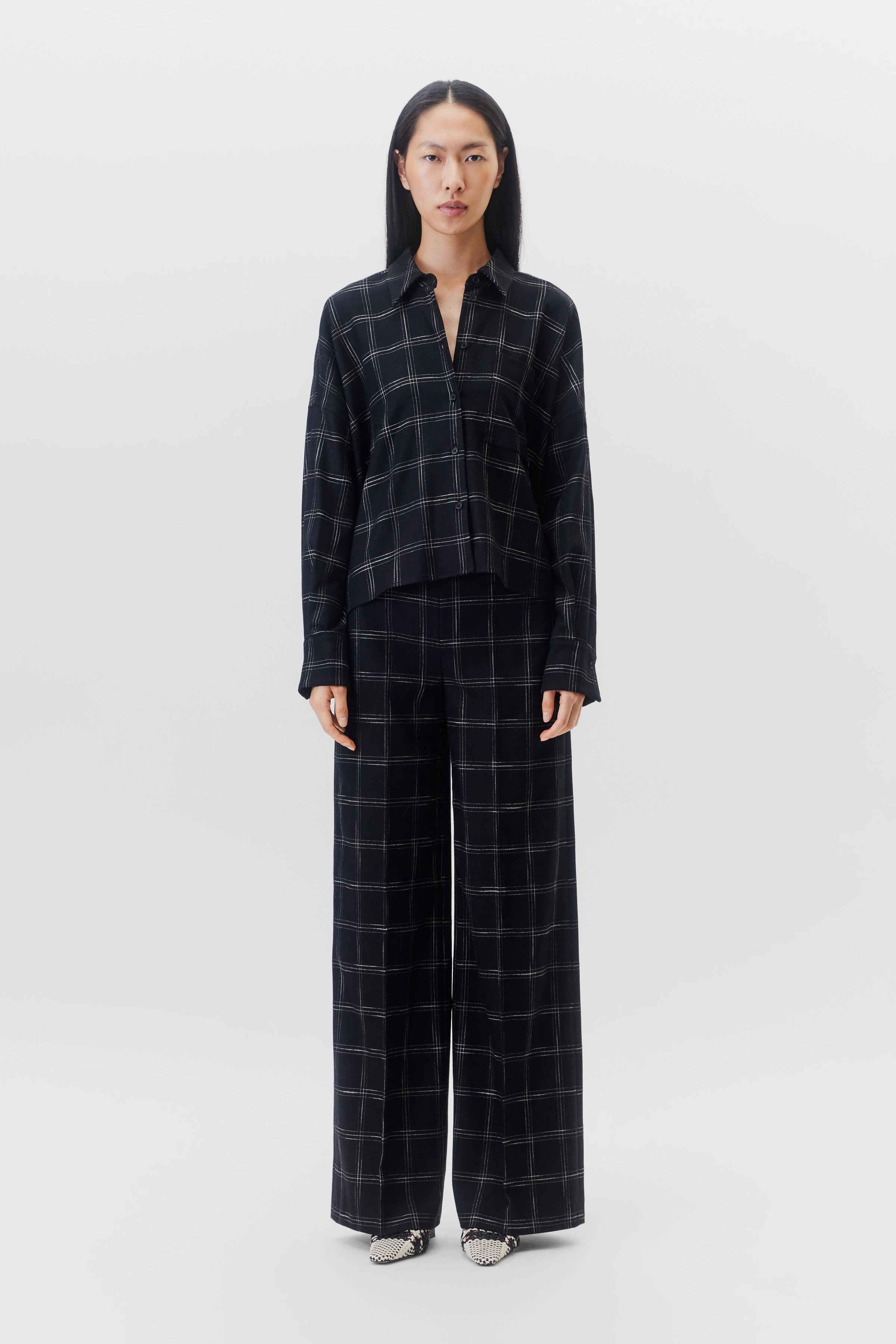 NAMIDA - flannel shirt blouse - women - black - Ganzkörper-Frontansicht