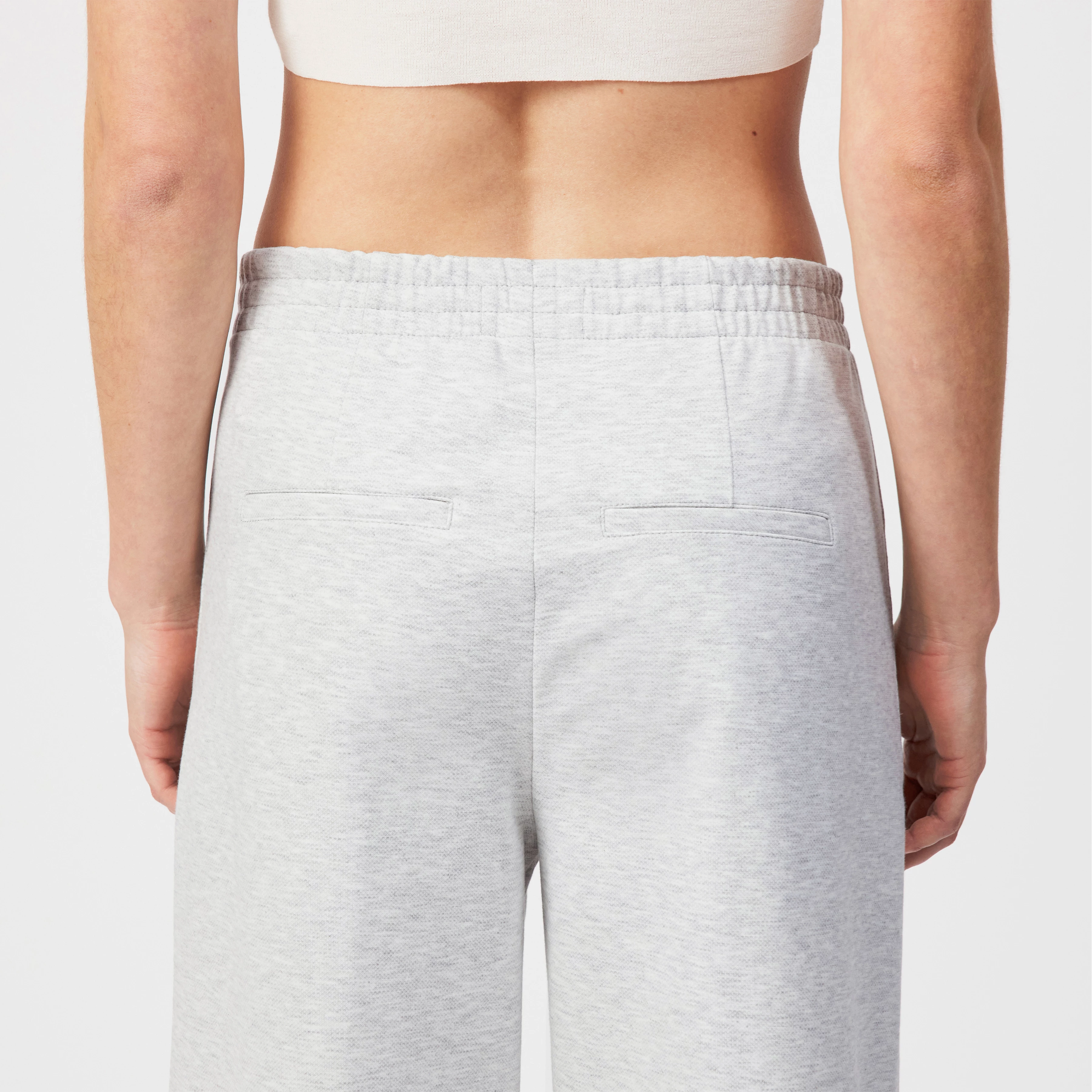 FAE_0 - Hose mit Barrel-Leg in Jersey mit Dessin - Damen - grau - Detailansicht am Model