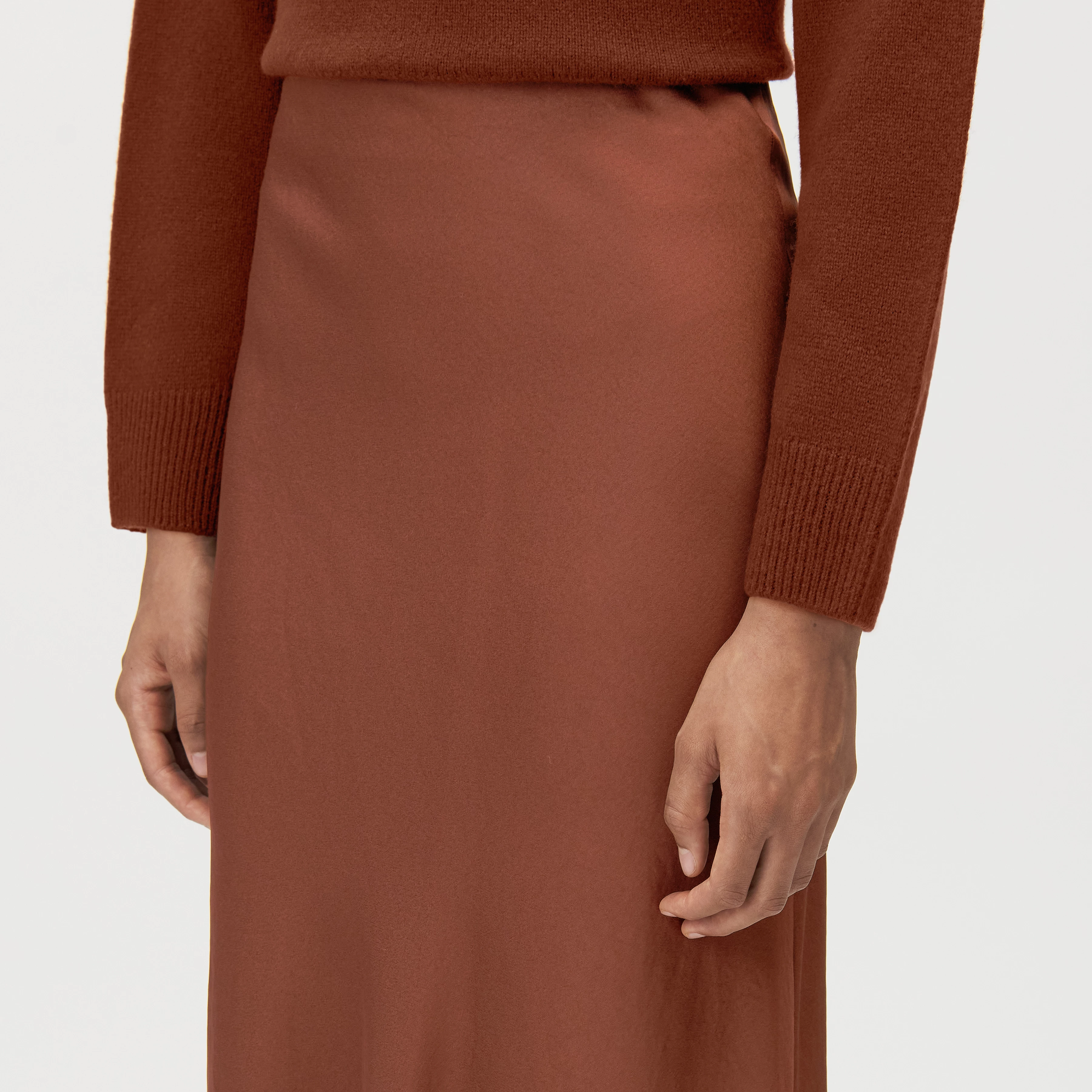 URA - Jupe-culotte midi en satin - women - marron - Detailansicht am Model