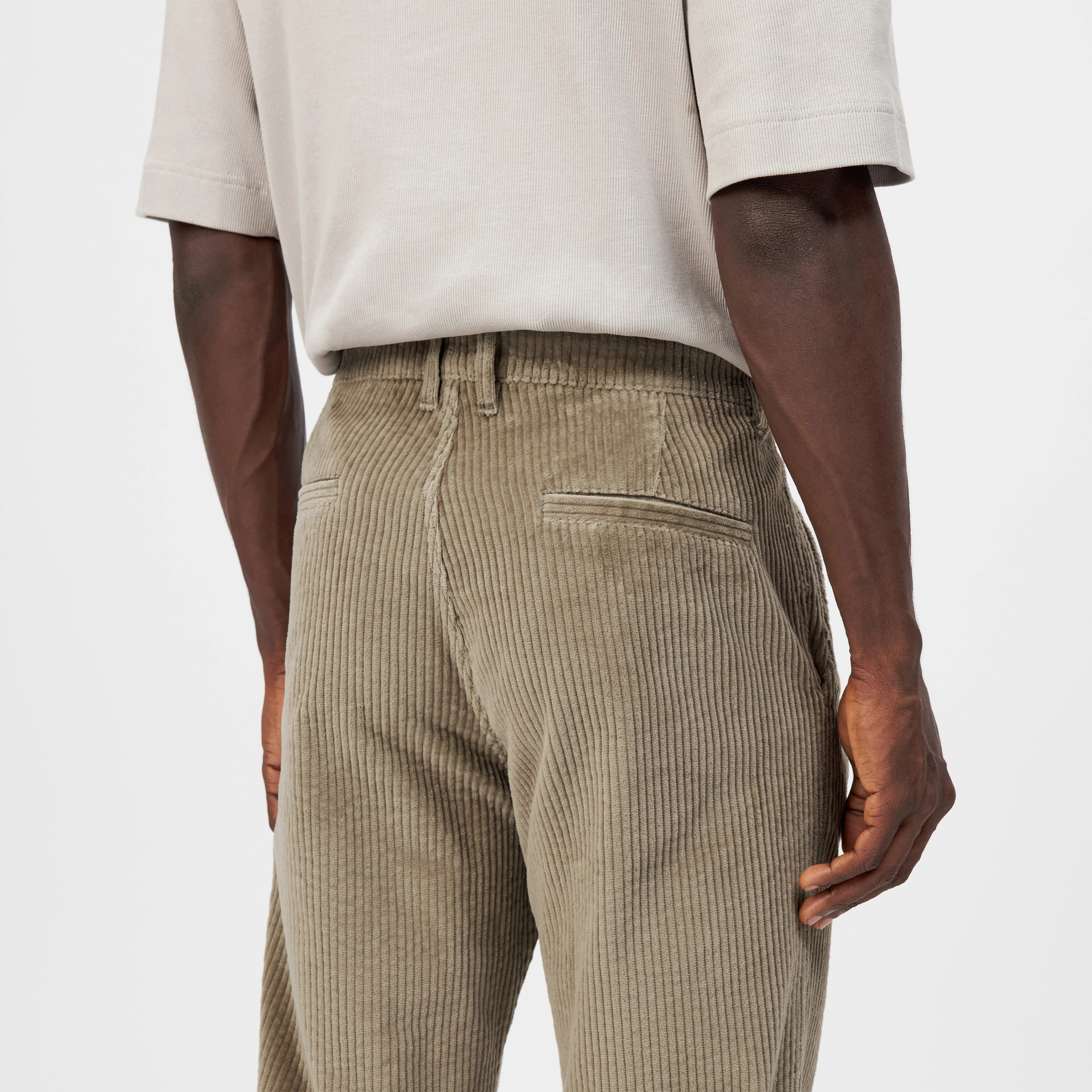 TAVIC - Modern chinos in wide cotton corduroy - men - beige - Detailansicht am Model