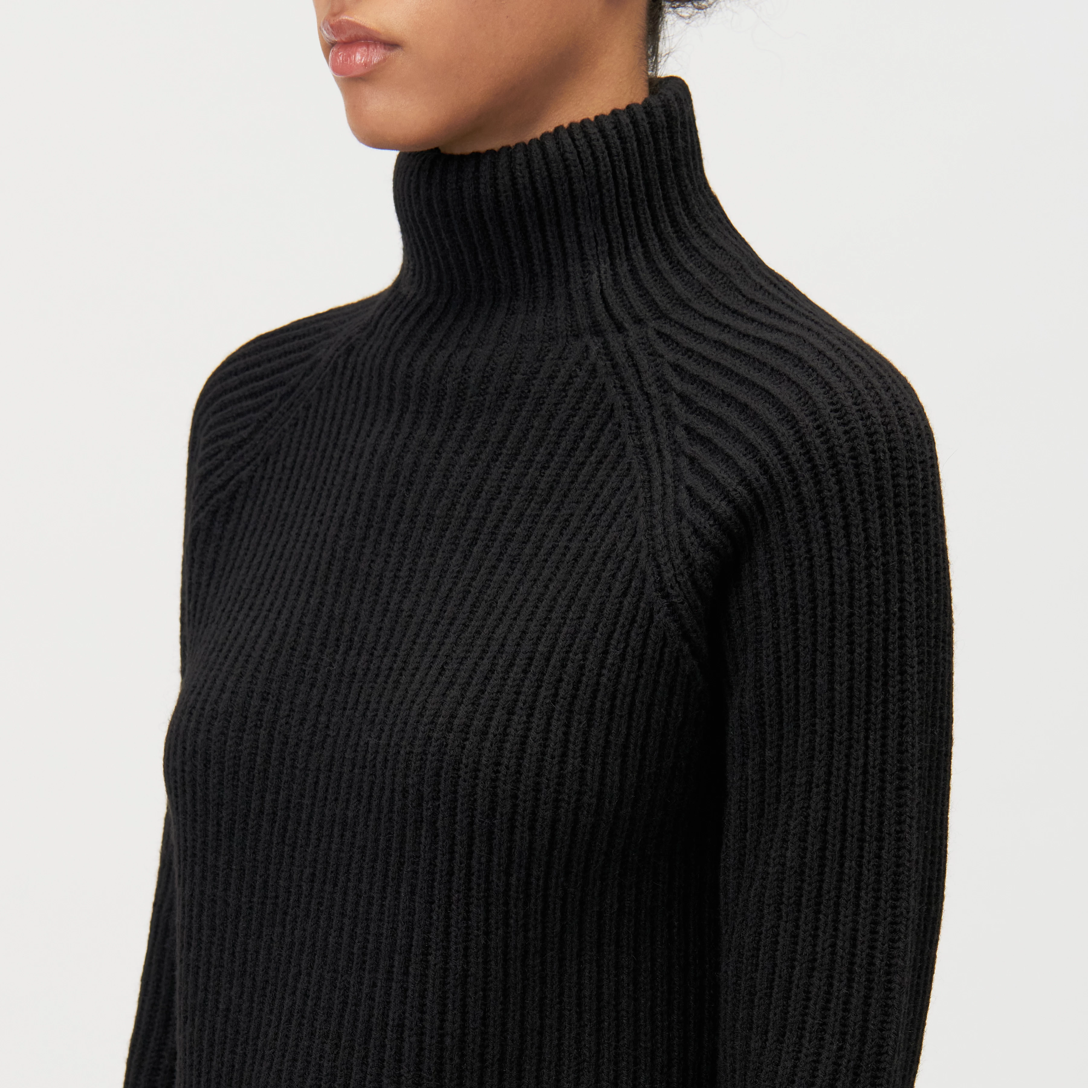 ARWEN - Rollkragenpullover in Woll-Alpakamix - Damen - schwarz - Detailansicht am Model