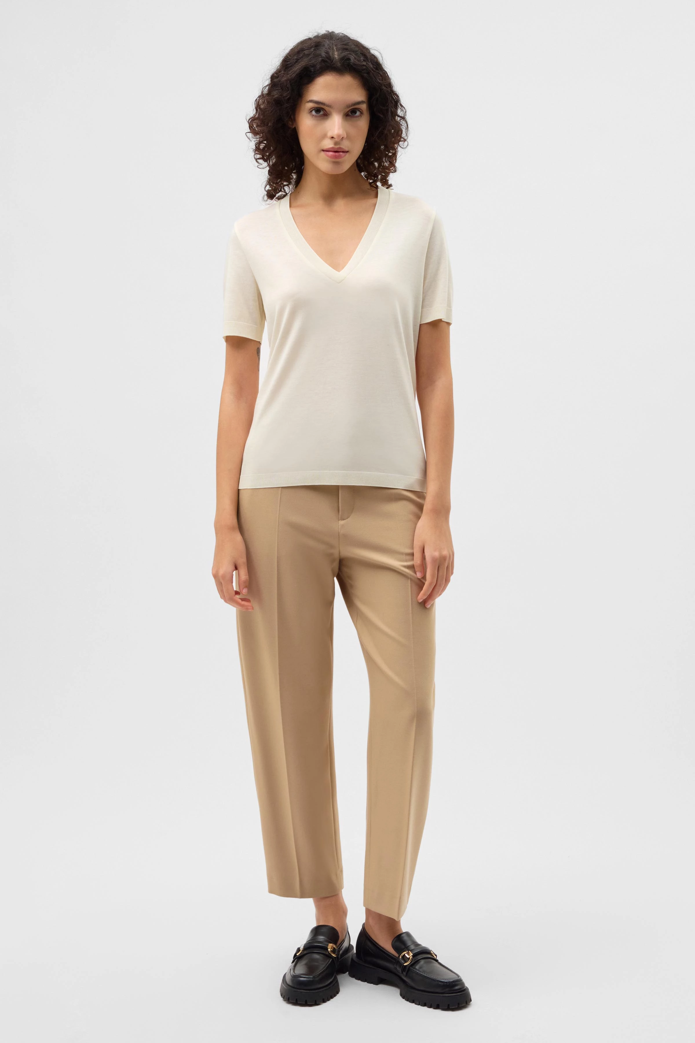 NALICE - Feminine T-shirt with V-neck - women - off white - Ganzkörper-Frontansicht