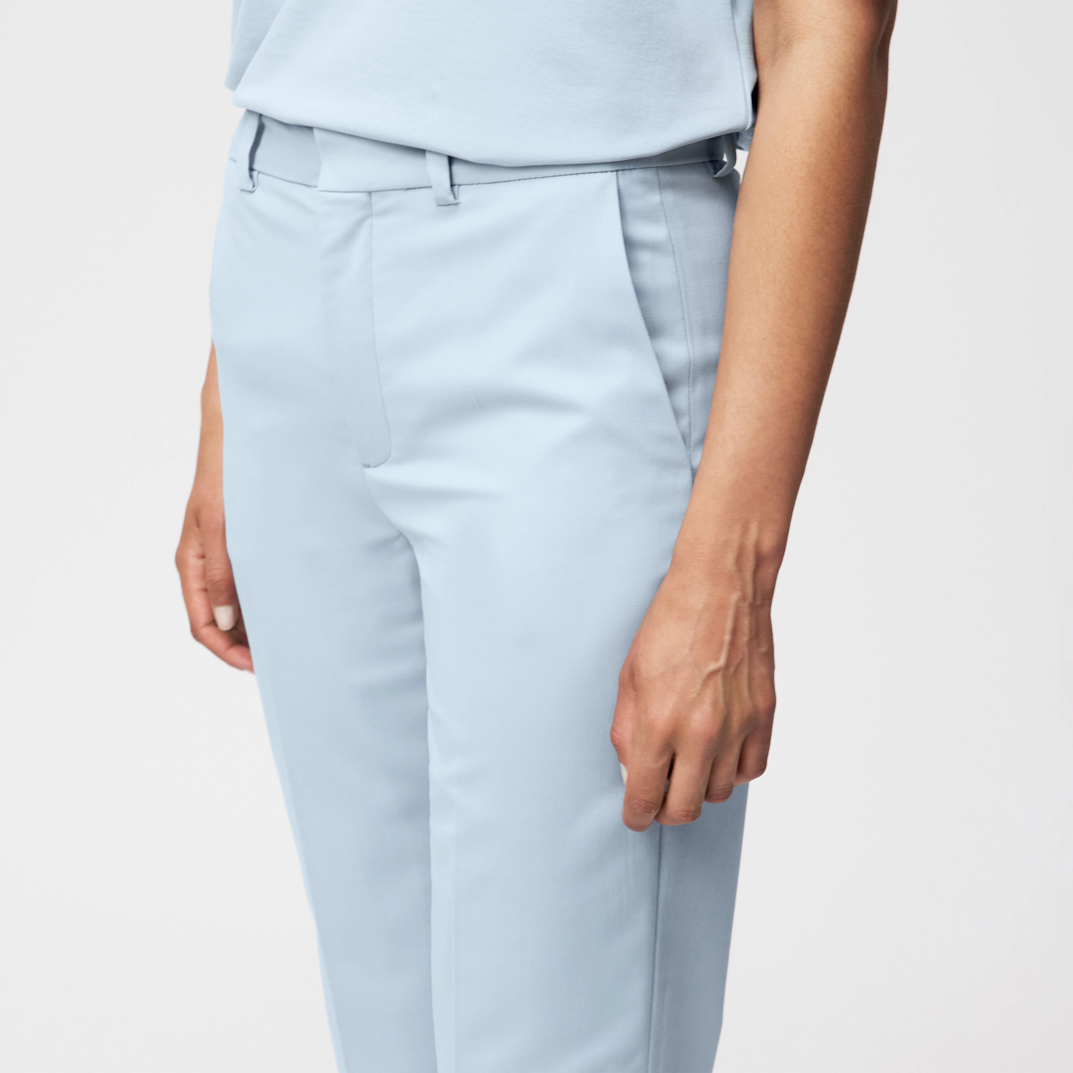 ARGUE - Hose mit Flared Leg in Twill - Damen - blau - Detailansicht am Model