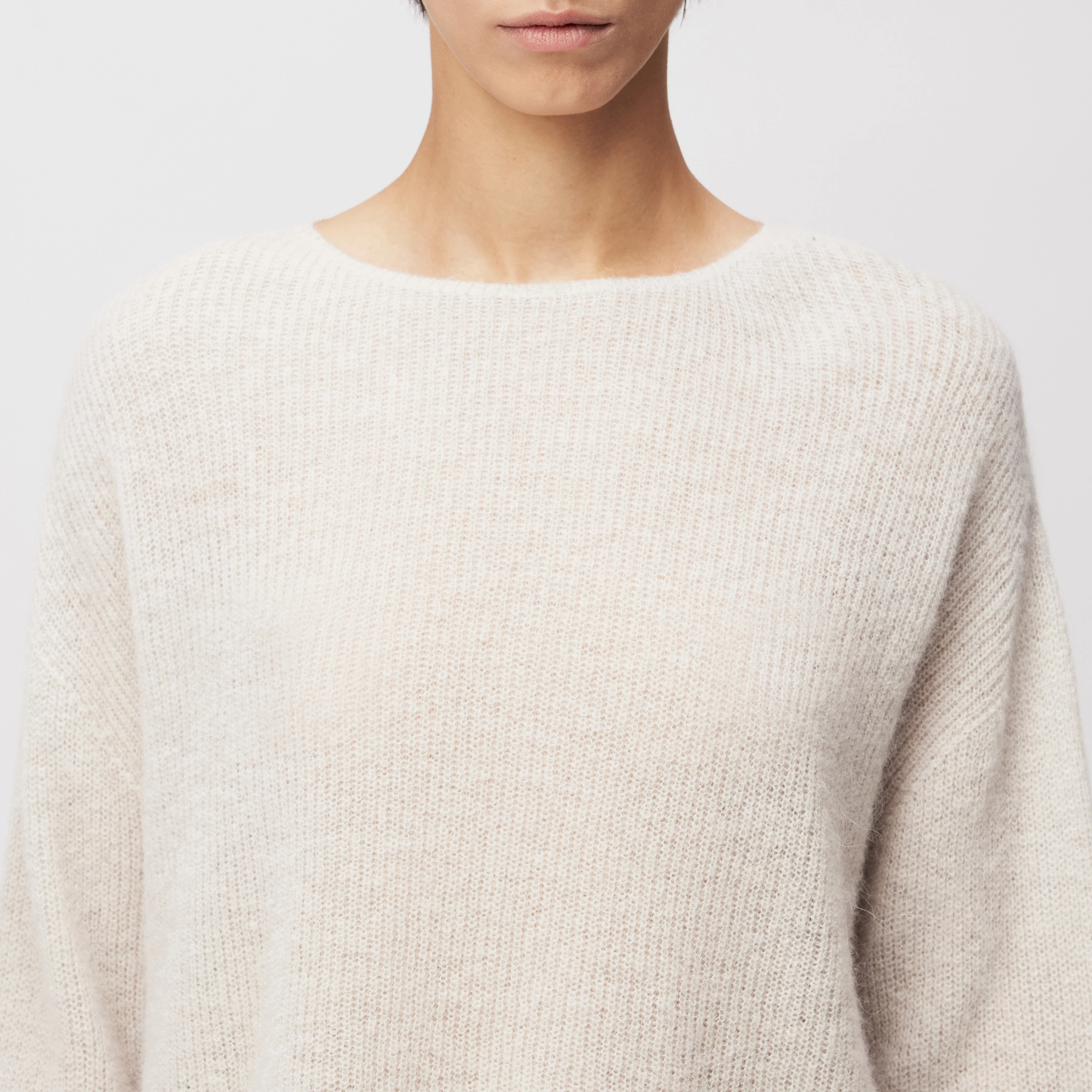 IMENY - Pull court en luxueux mélange d'alpaga Suri - women - beige - Detailansicht am Model