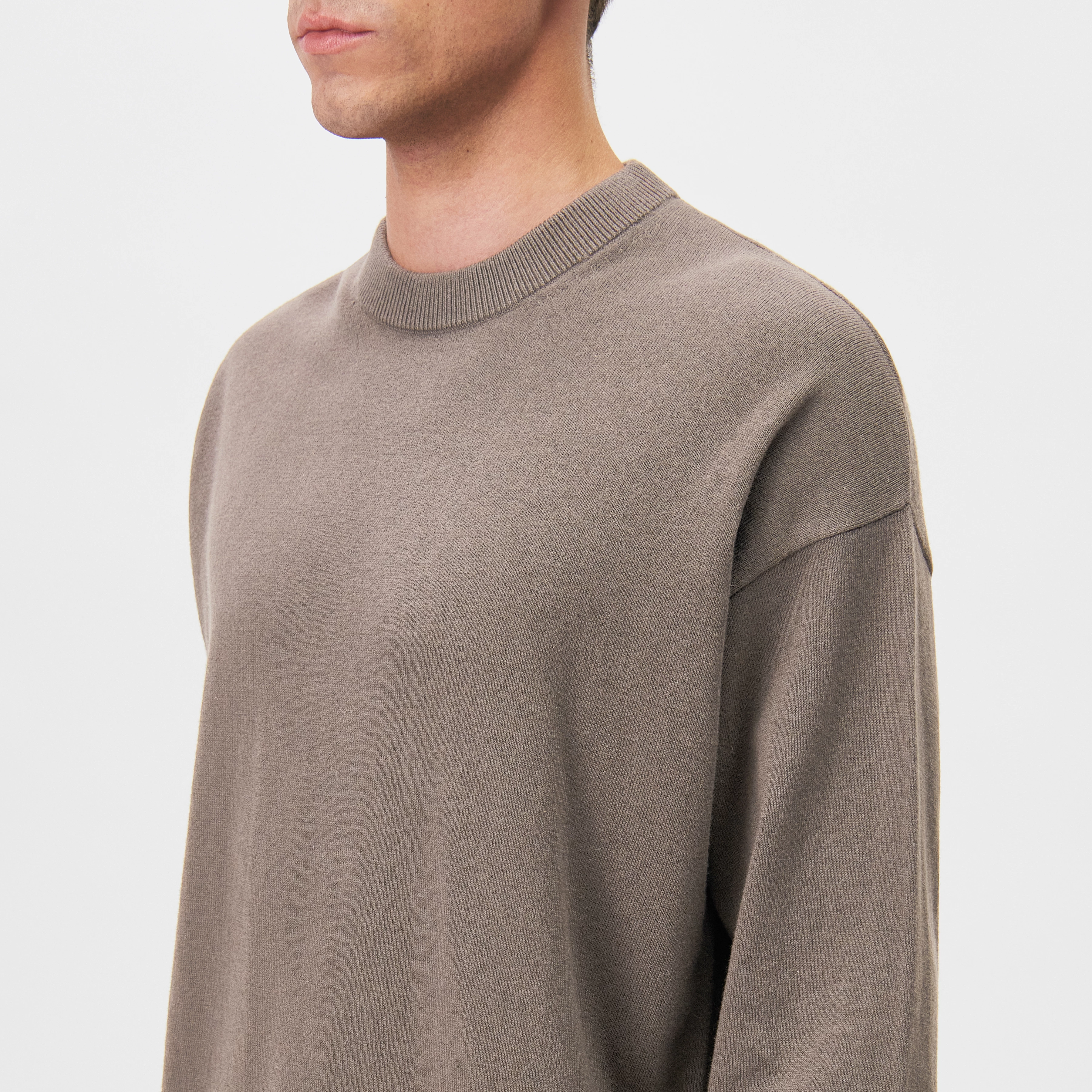 VALDRIK - Crew neck boxy fit jumper - men - brown - Detailansicht am Model