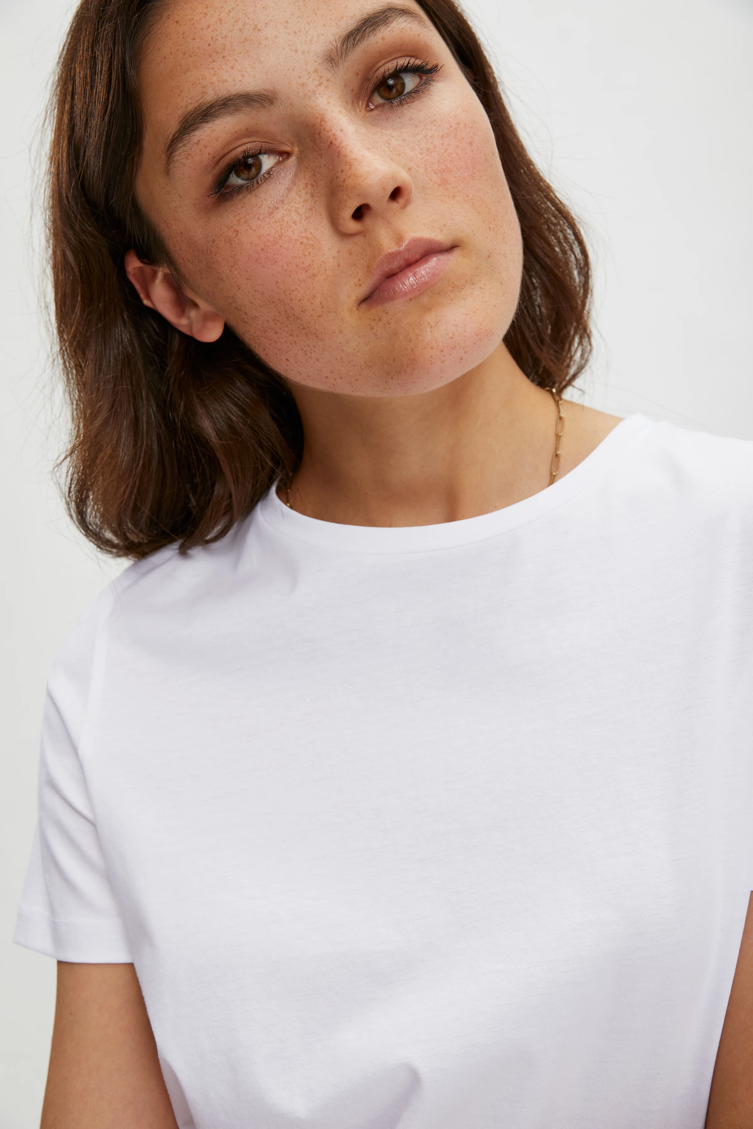 ANISIA - lockeres T-Shirt - Damen - weiß - Detailansicht am Model