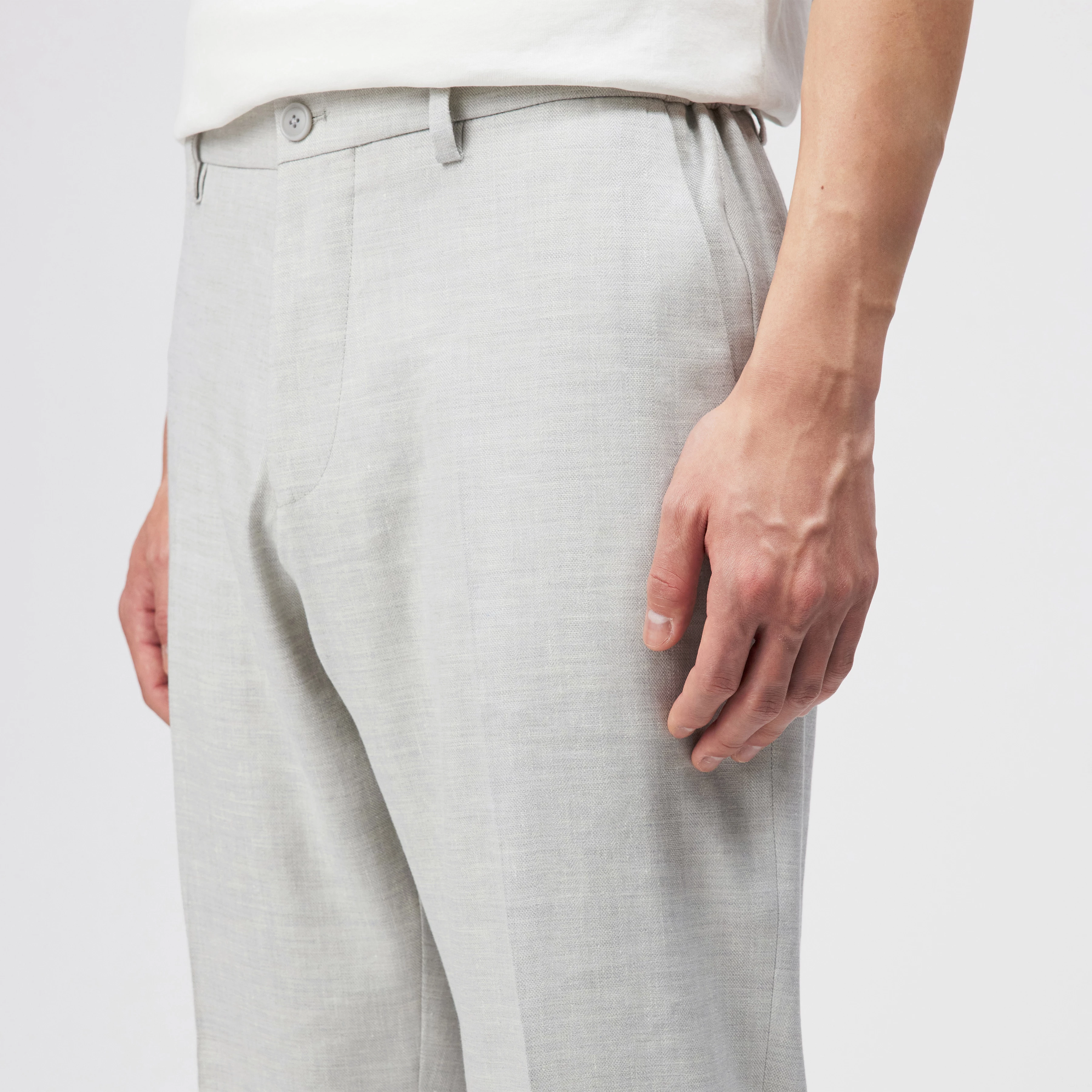 AJEND_RGLR - Tailored trousers in linen blend - men - grey - Detailansicht am Model