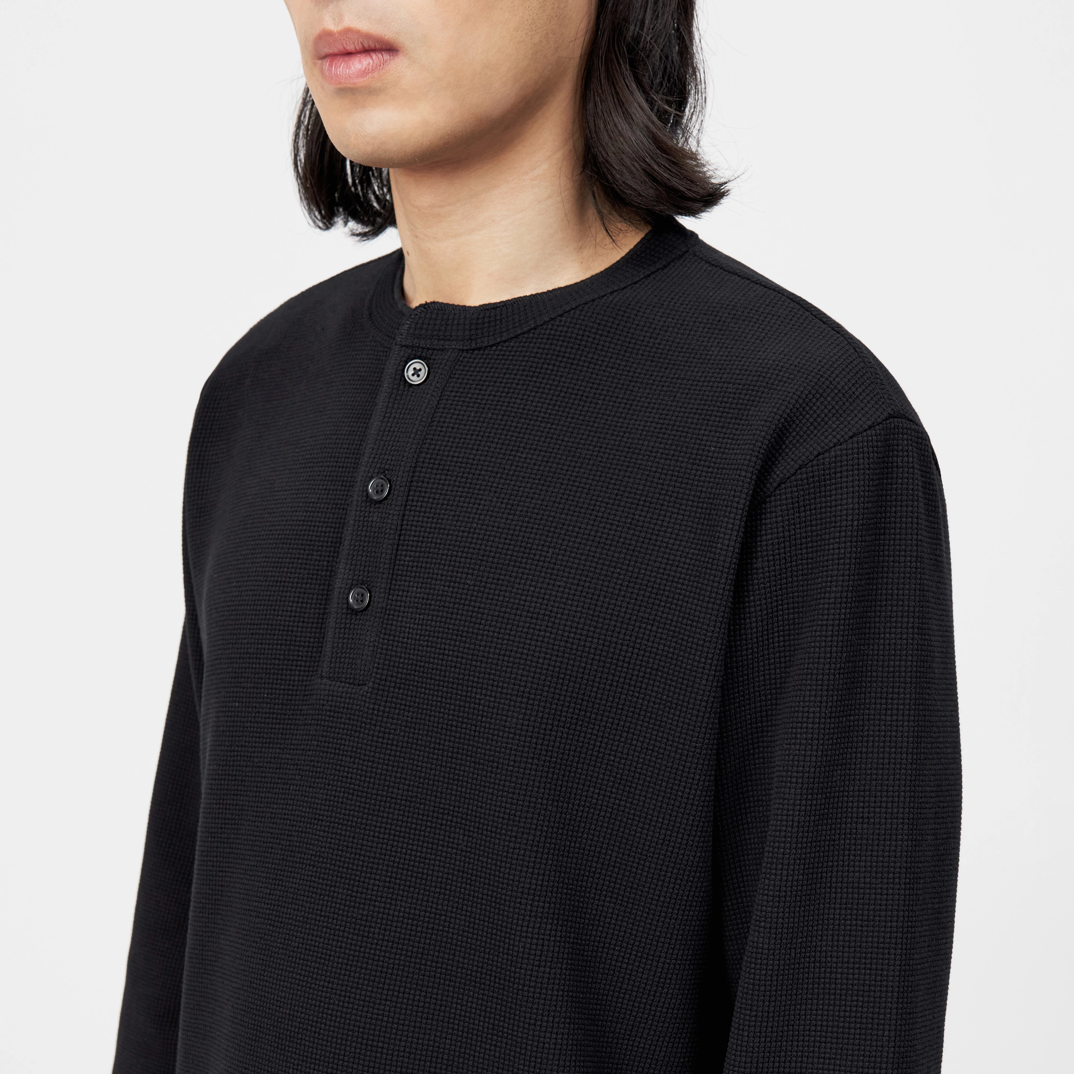 KILANO - Long-sleeved top with button placket in textured fabric - men - Natural Aluminium - Detailansicht am Model