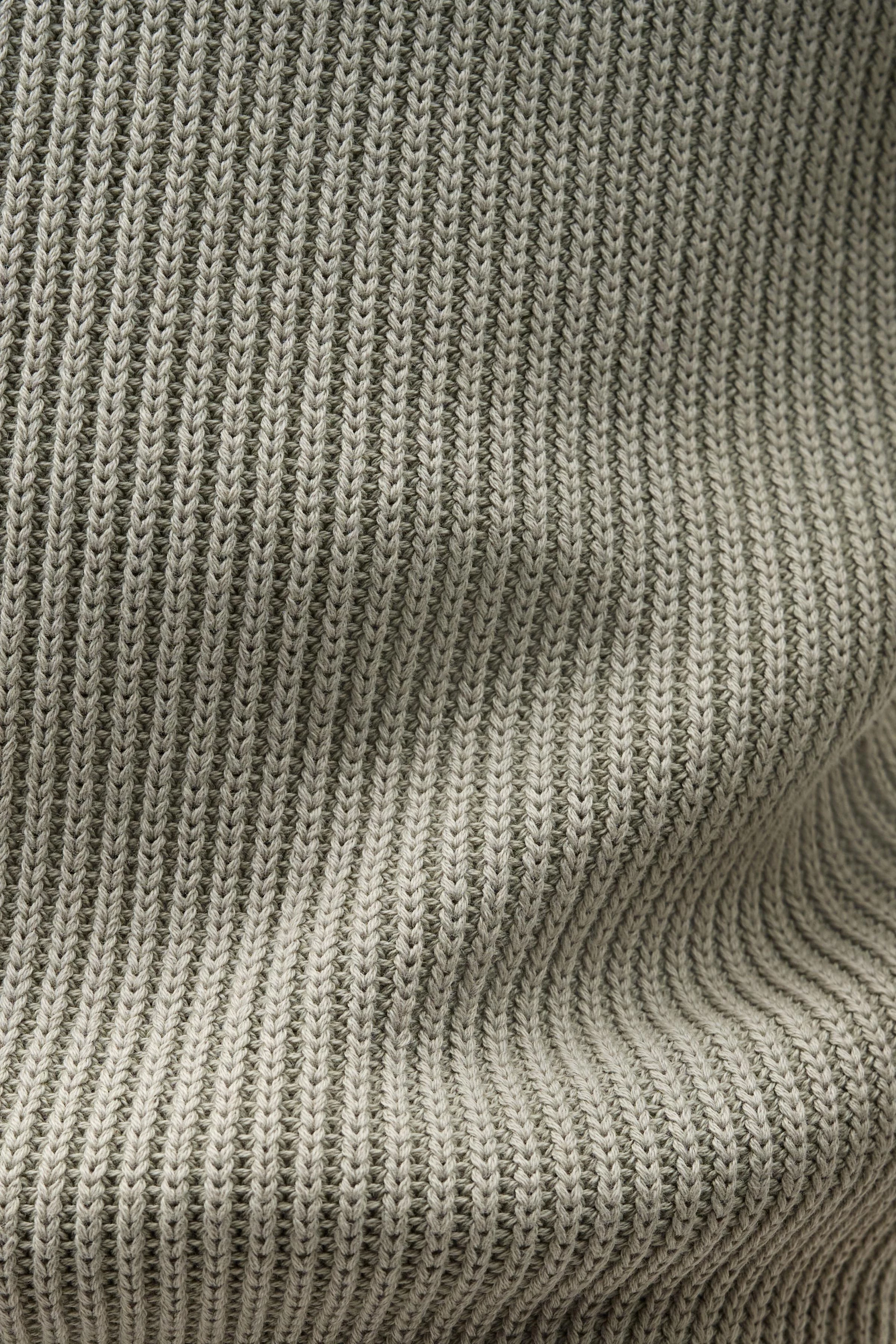 AARON - raglan rib pullover - men - green - Detailansicht am Model