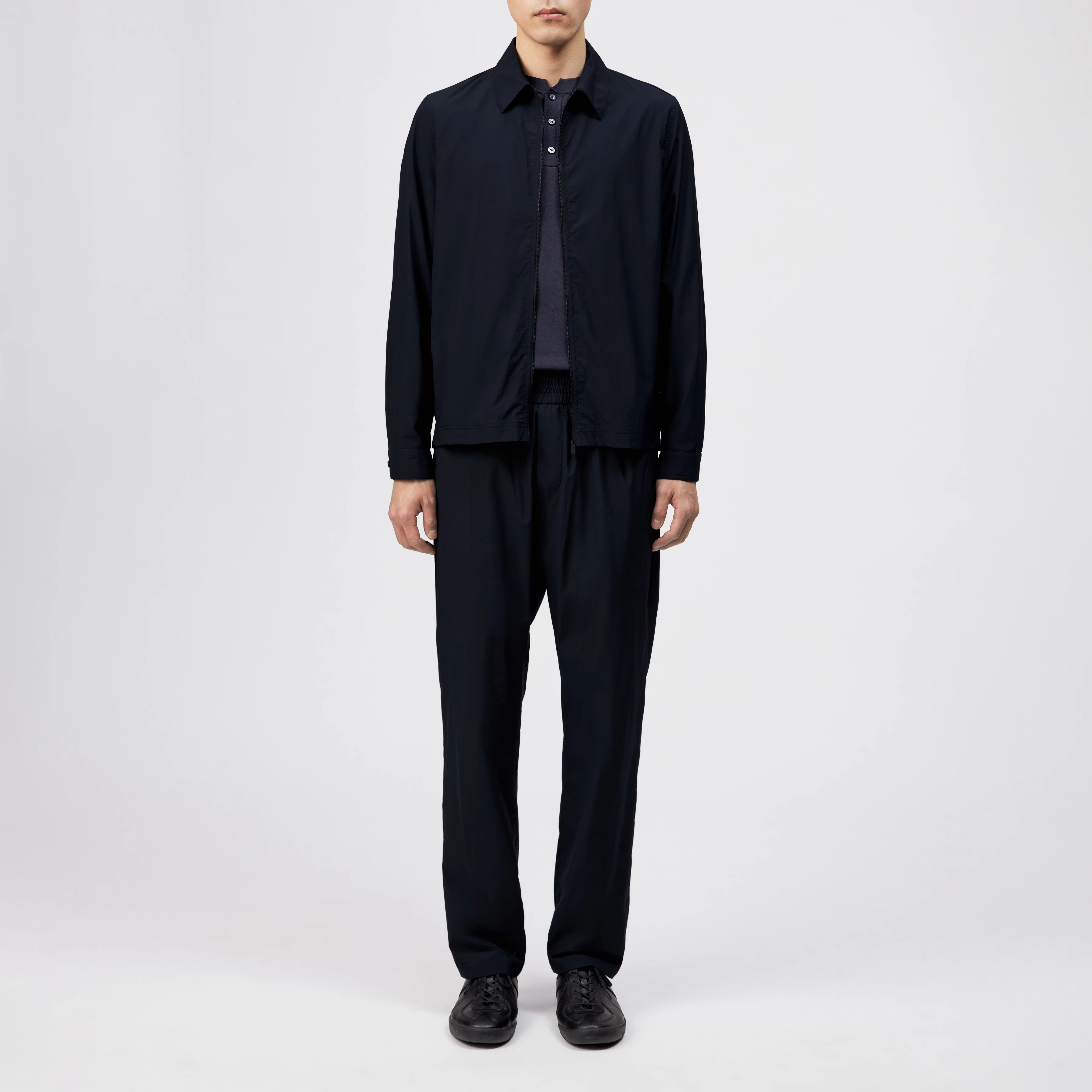 ACADO - Techno Fabric Jogging Pants - men - blue - Ganzkörper-Frontansicht