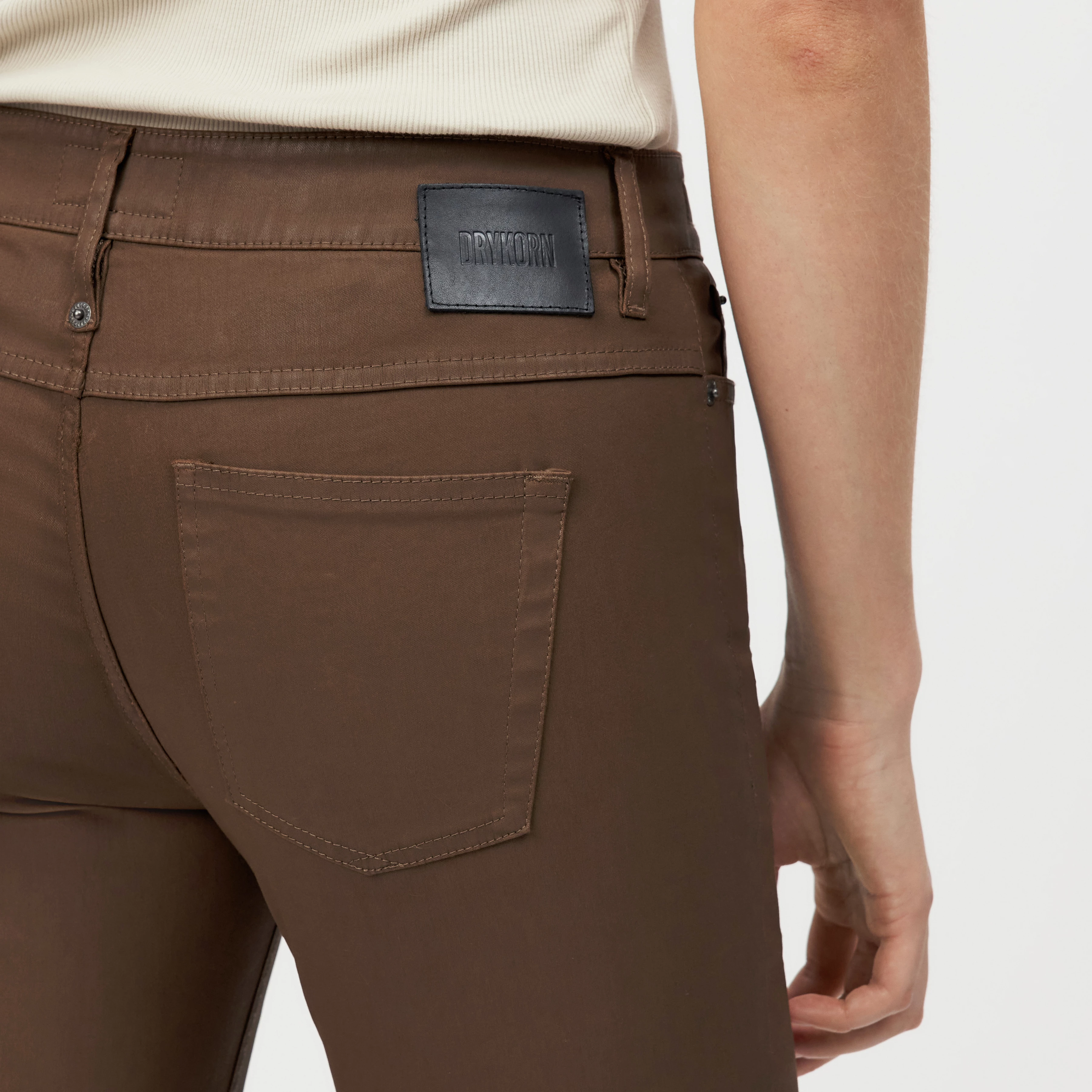 NEED - Low-Waist Skinny Jeans in Lederlook-Optik - Damen - braun - Detailansicht am Model