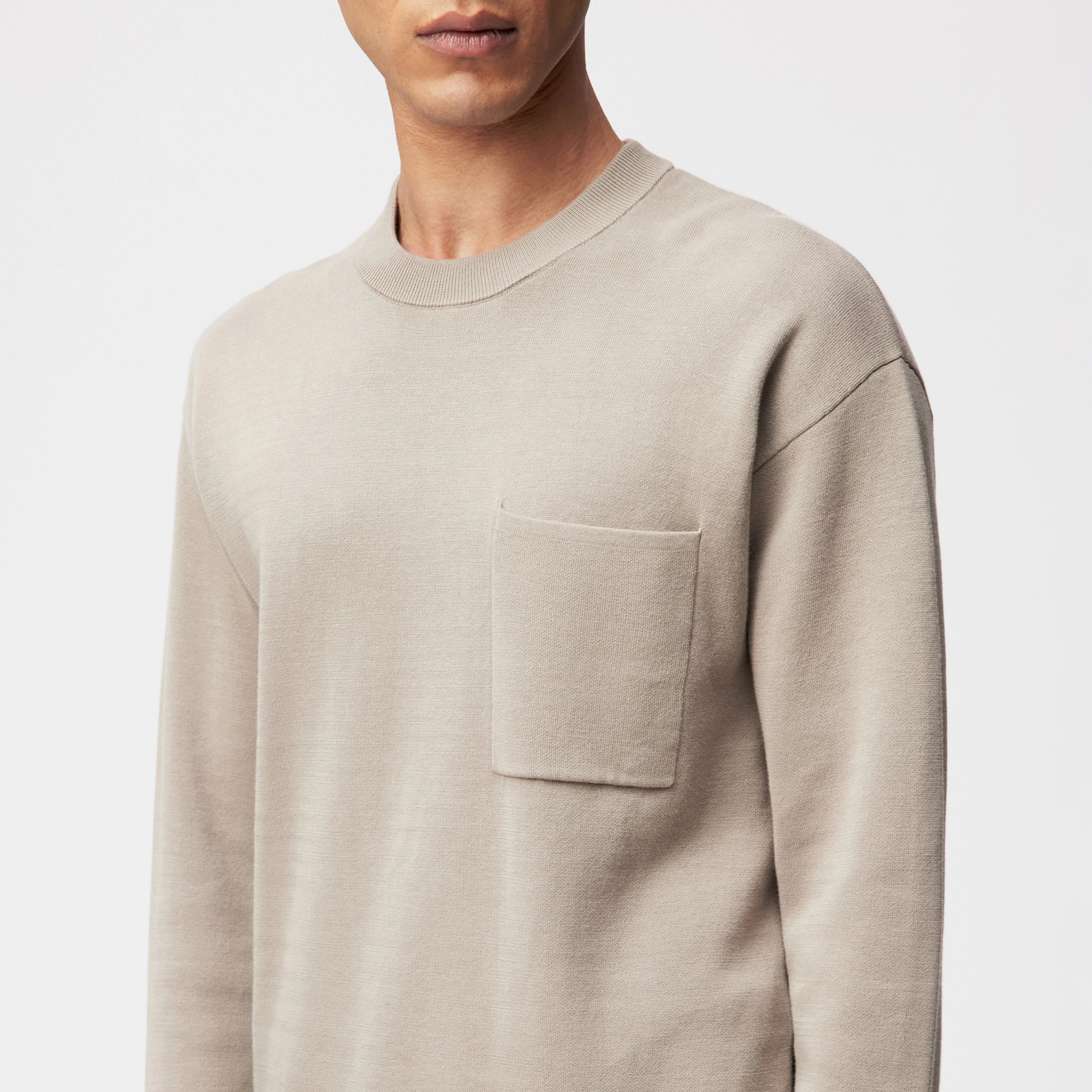 LEVVIN - Longsleeve in Baumwoll-Mix - Herren - beige - Detailansicht am Model