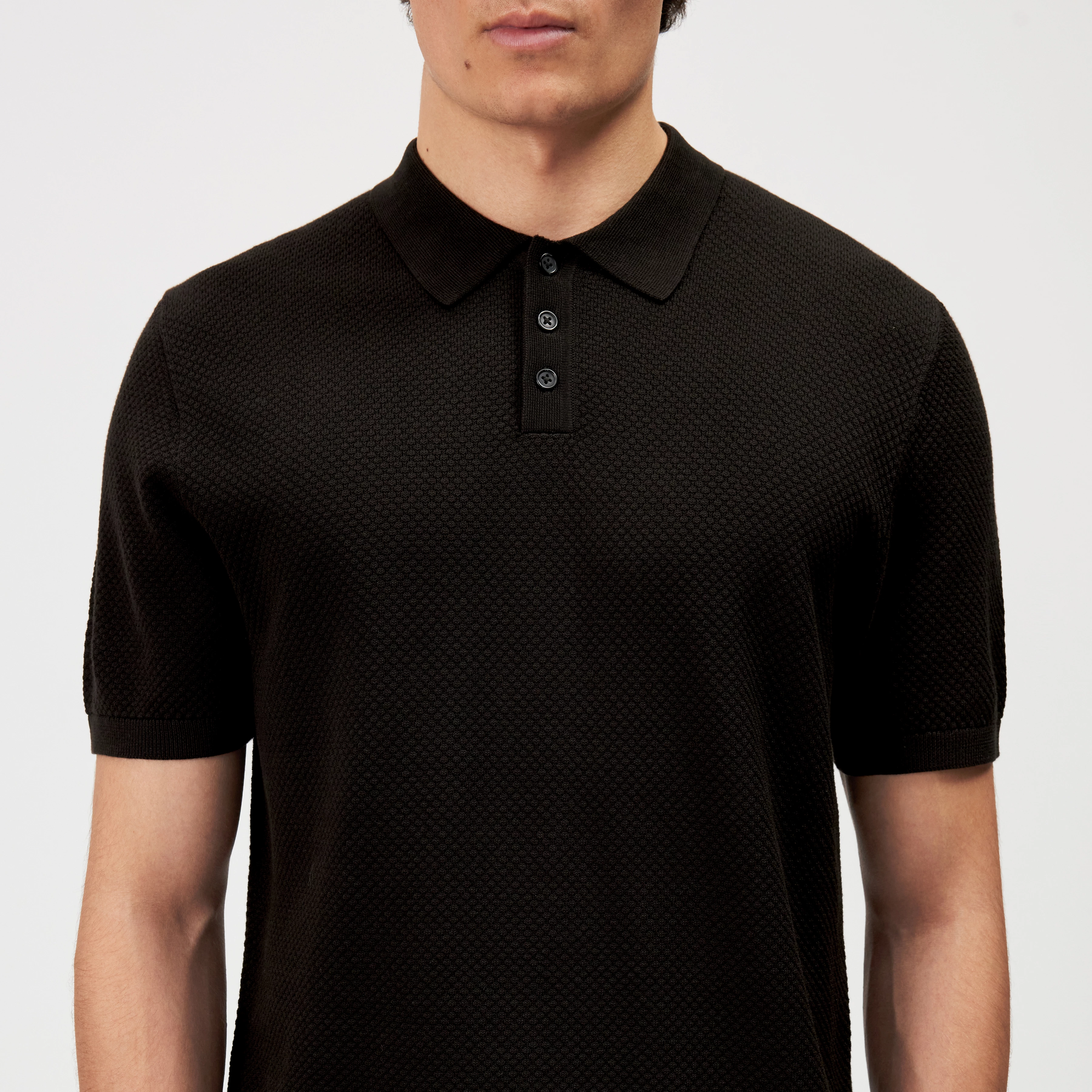 TRITON - Polo shirt in cotton - men - brown - Detailansicht am Model