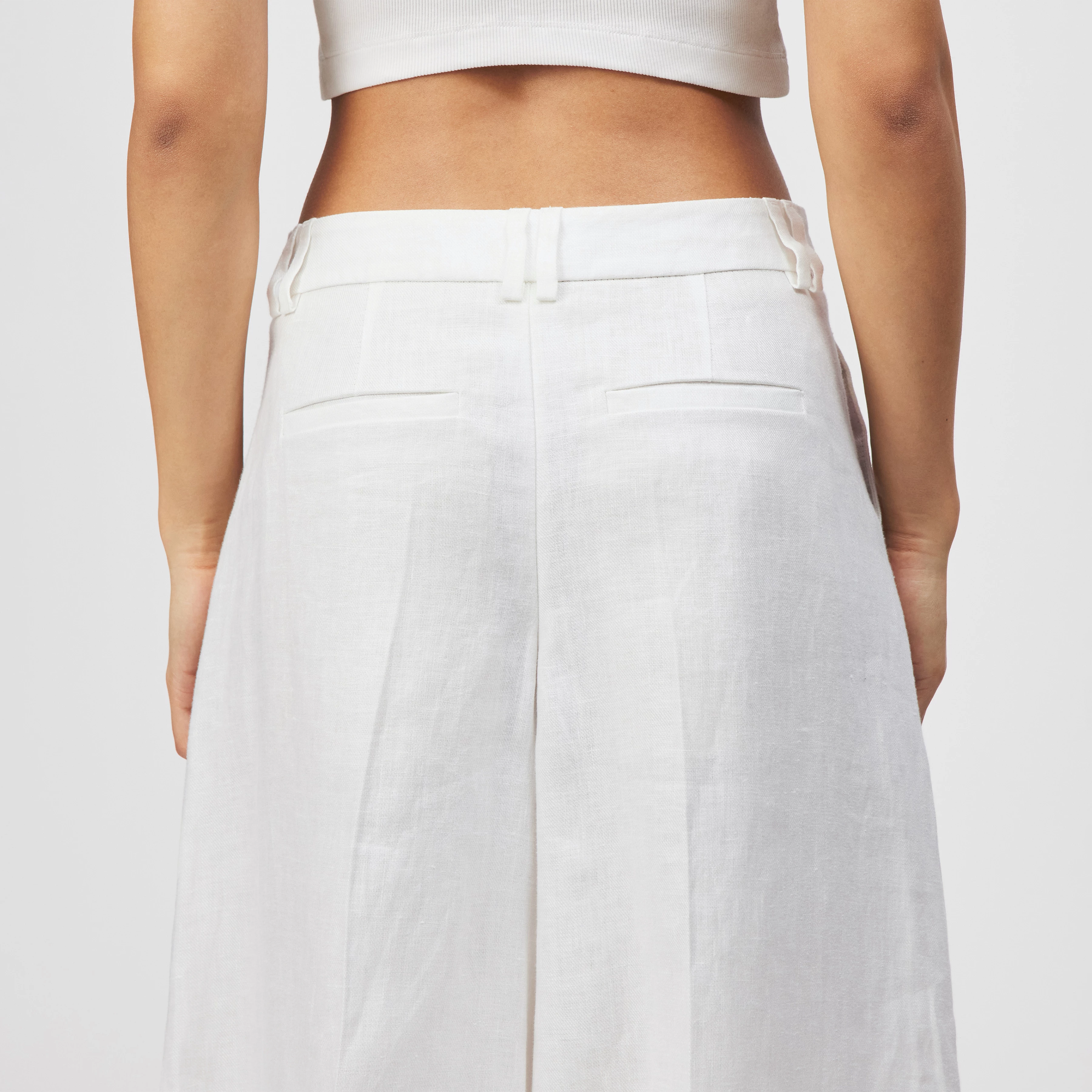 GOVERN - Relaxed Fit Bermuda Shorts in Linen - women - off white - Detailansicht am Model