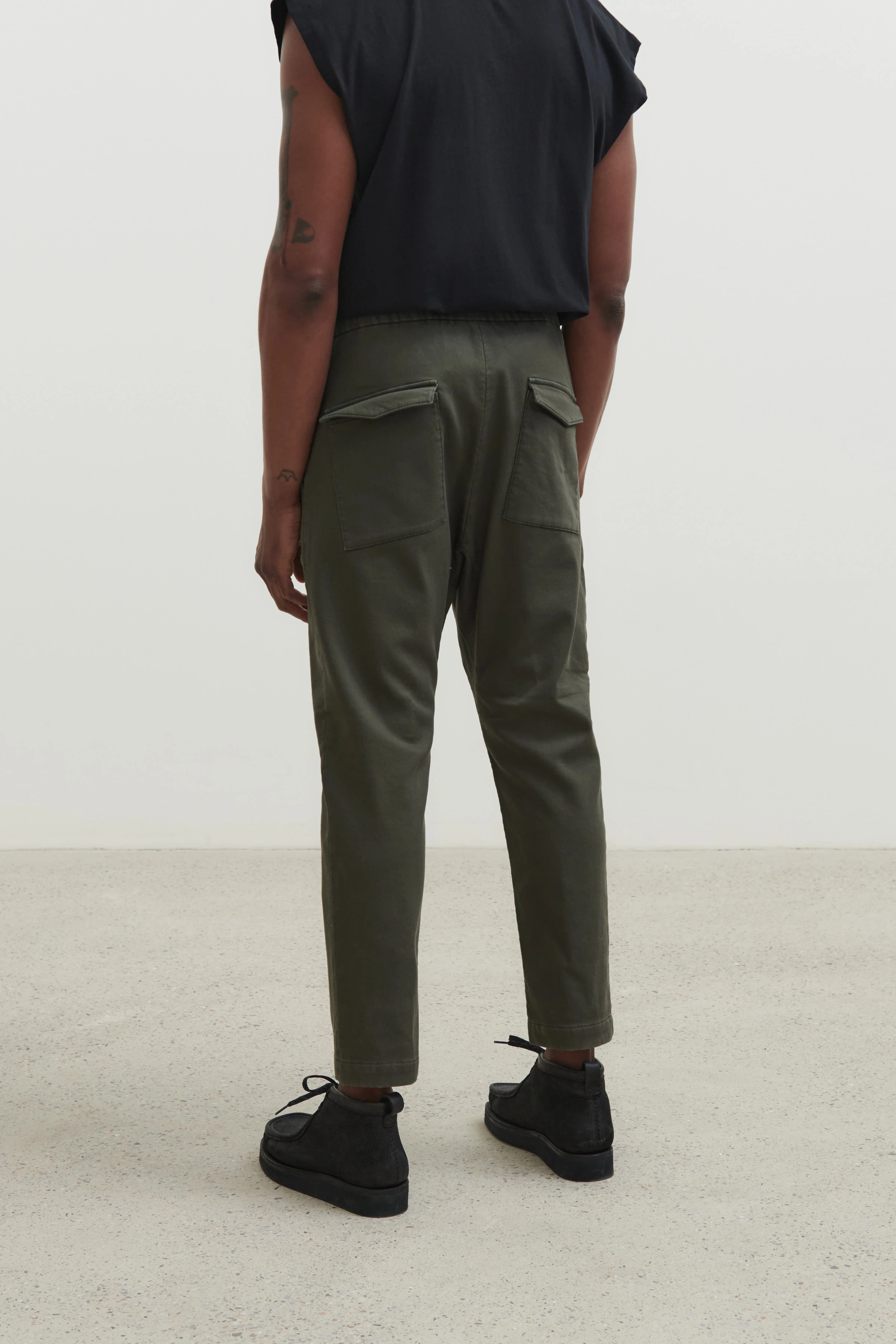 TROP - legere Jogpant im Lederlook - Herren - oliv - Rückansicht