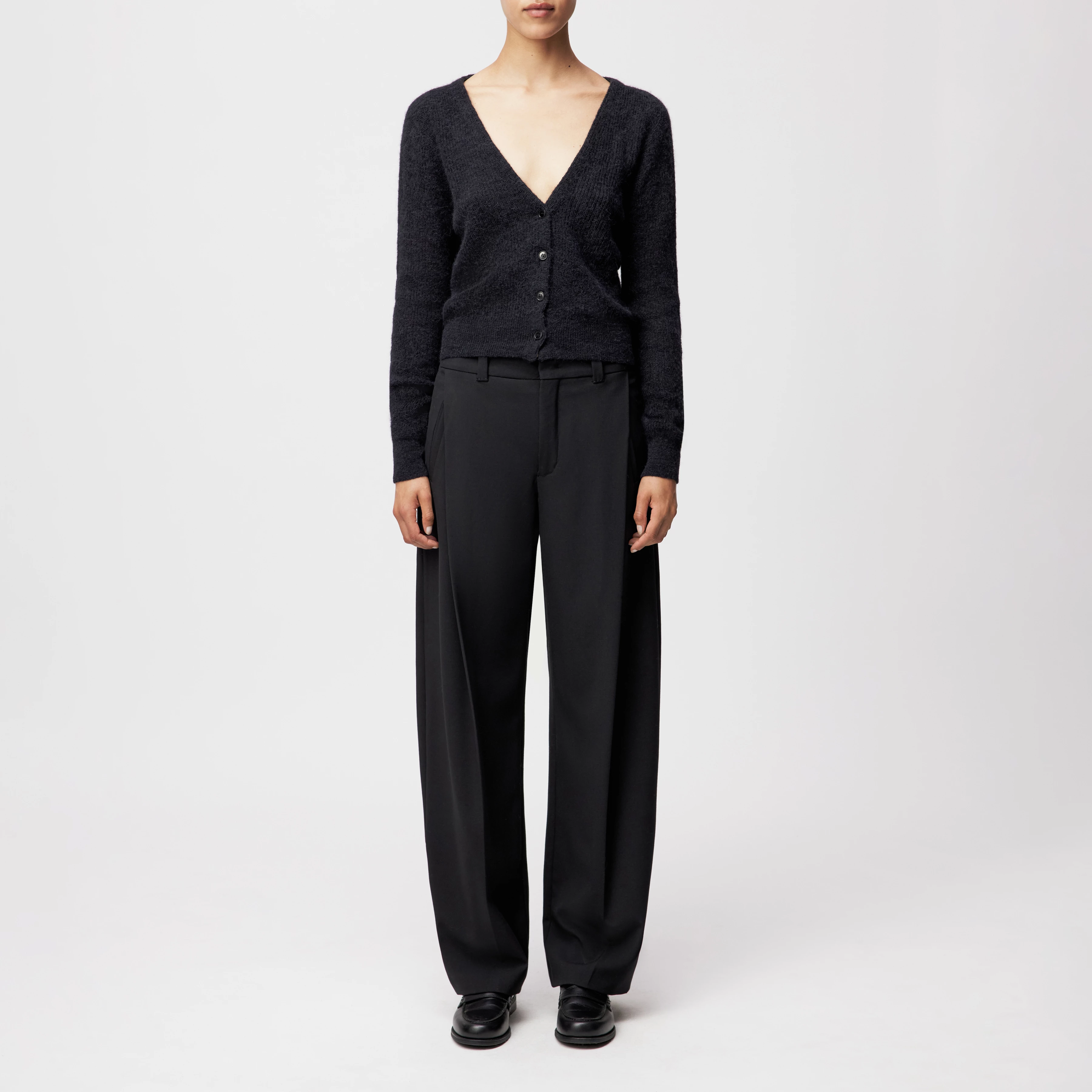 GERTIJA - Strickjacke in luxuriösem Suri Alpaka-Mix - Damen - schwarz - Ganzkörper-Frontansicht