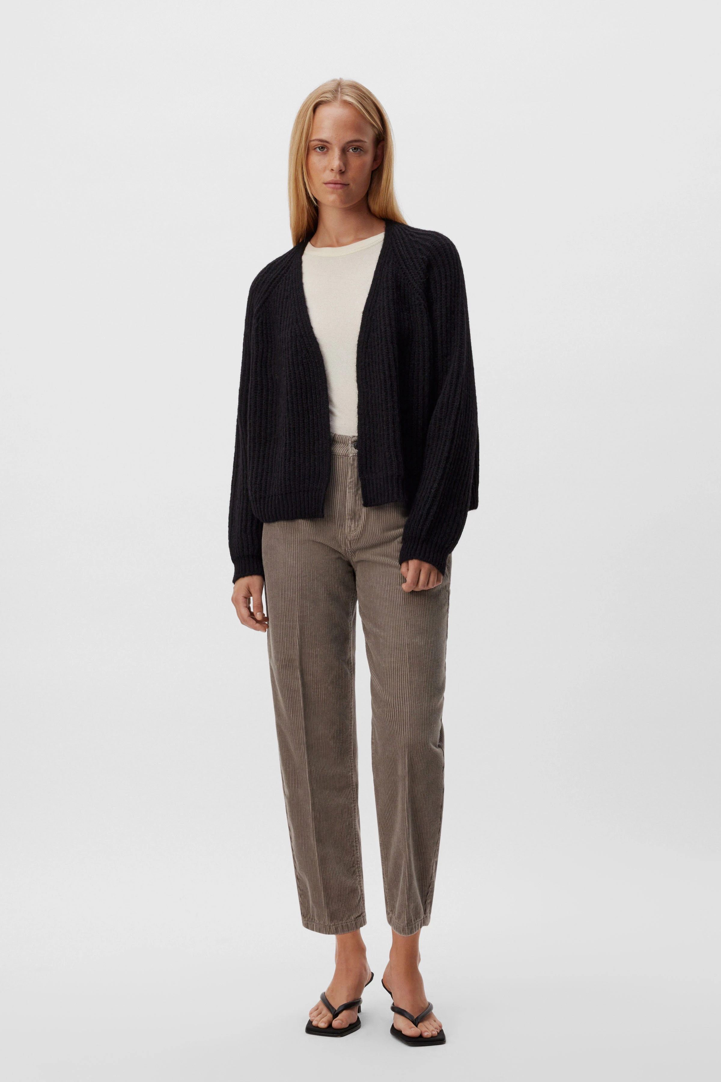 MANUMY - Strickjacke in Alpaka-Mix - Damen - schwarz - Ganzkörper-Frontansicht