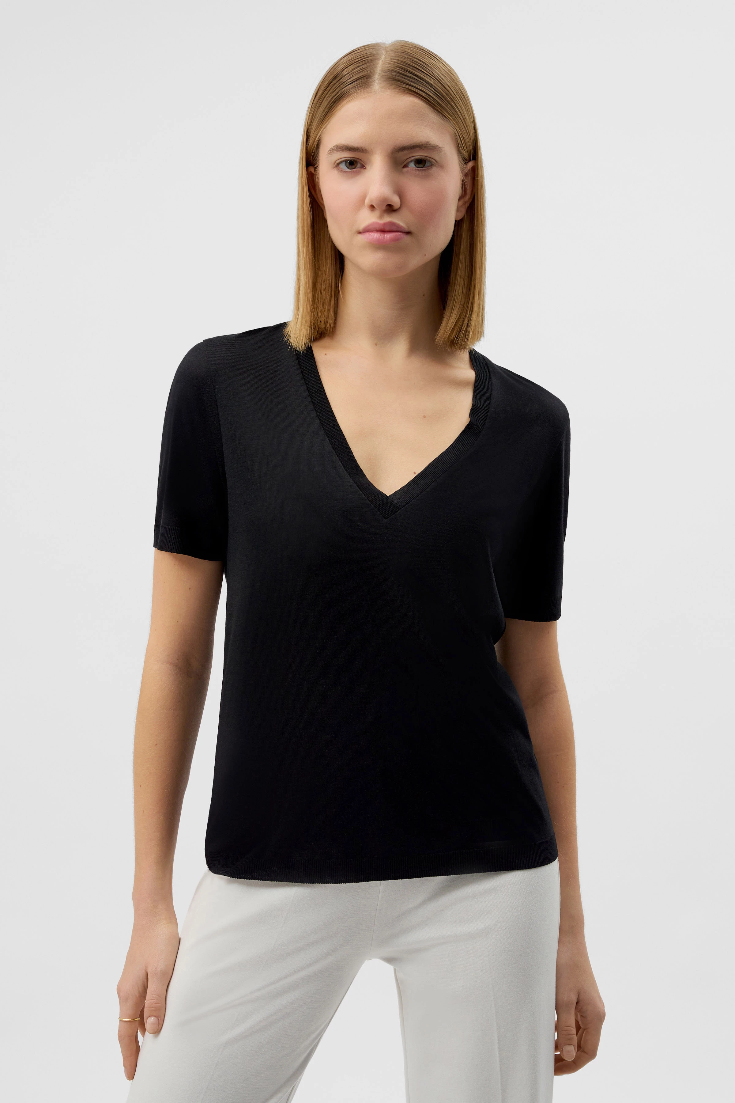 NALICE - Feminine T-shirt with V-neck - women - Natural Aluminium - Frontansicht