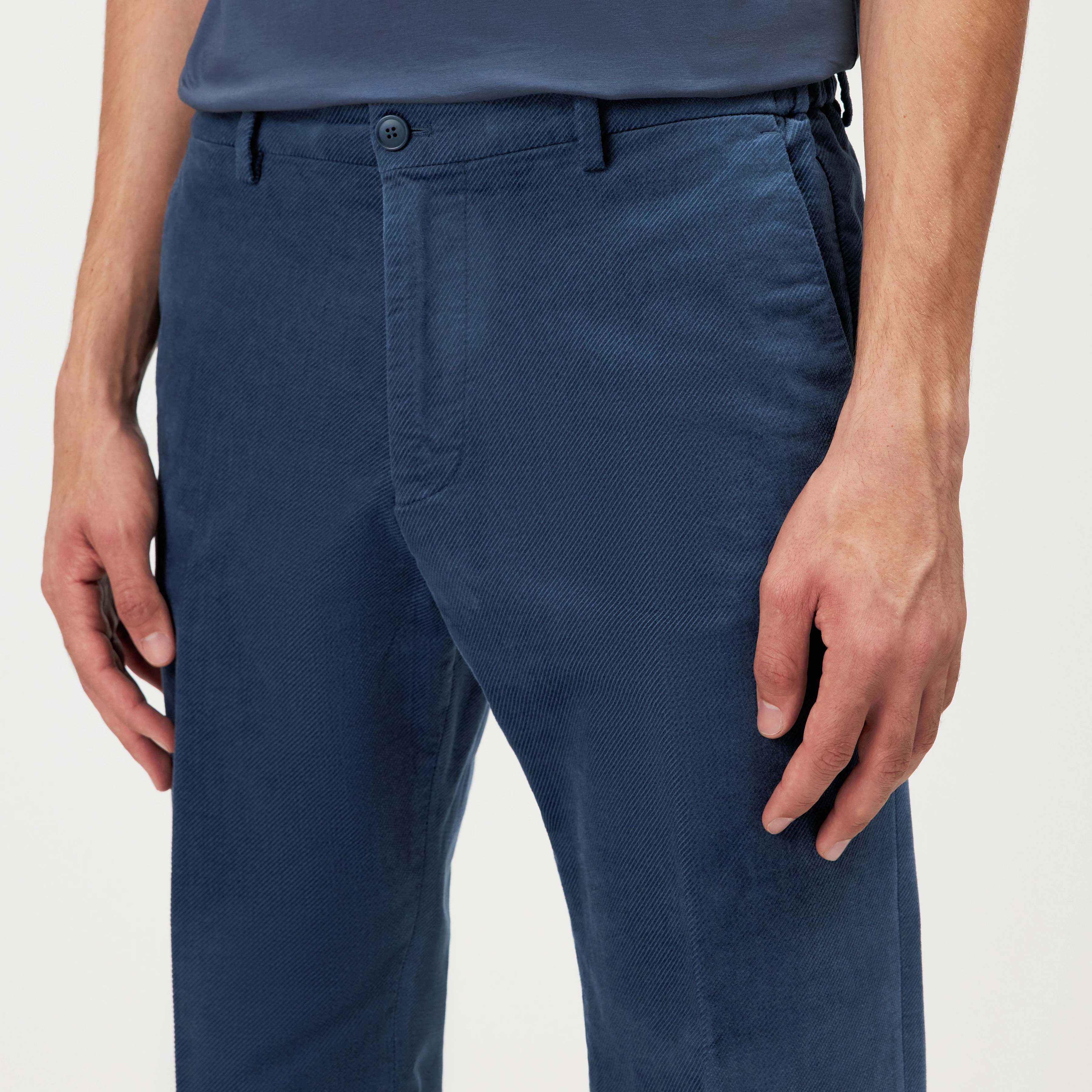 AJEND_RGLR - Konfektionierte Hose in Baumwolle - Herren - blau - Detailansicht am Model