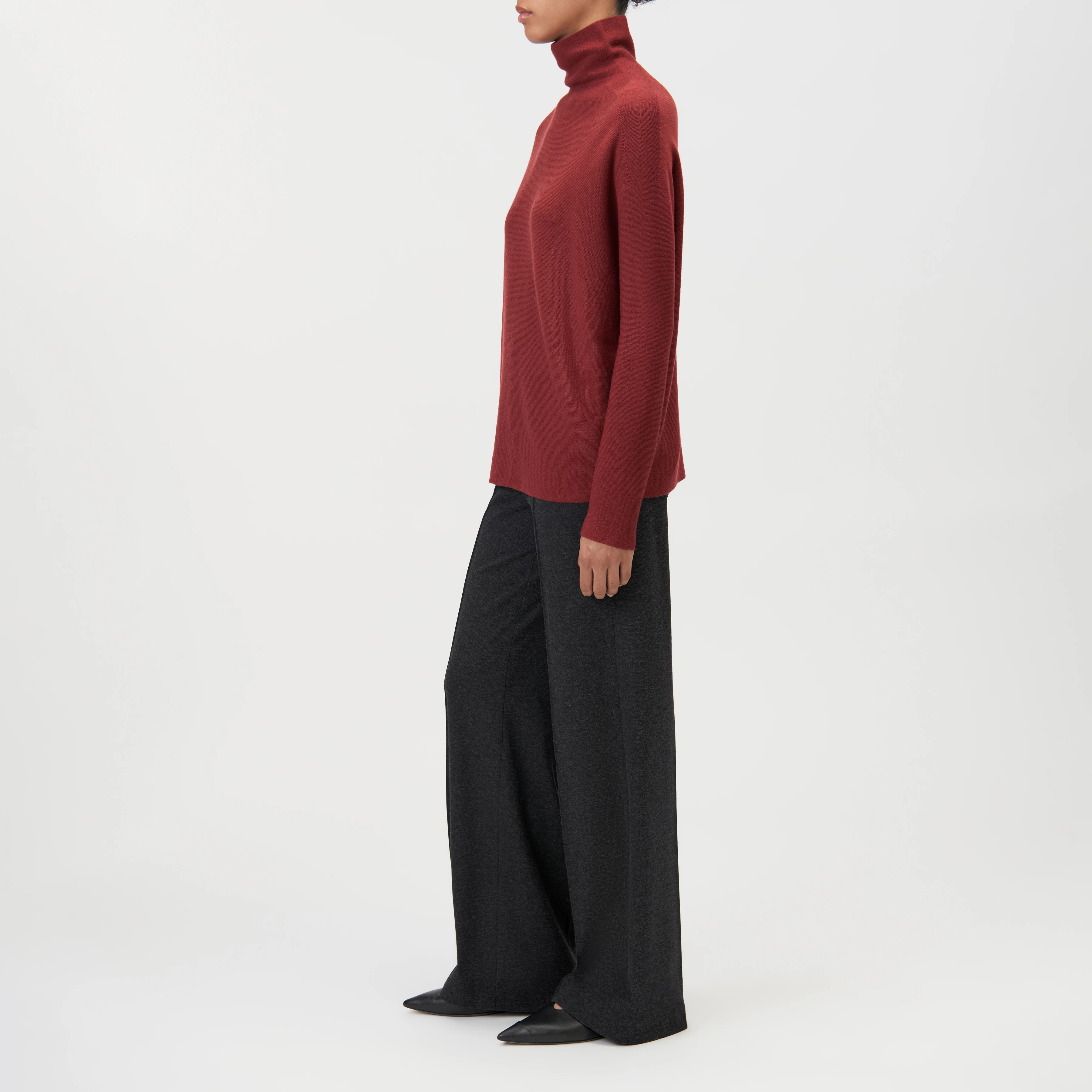 LIORA - Egg-shape turtleneck jumper in 100% merino wool - women - red - Seitenansicht