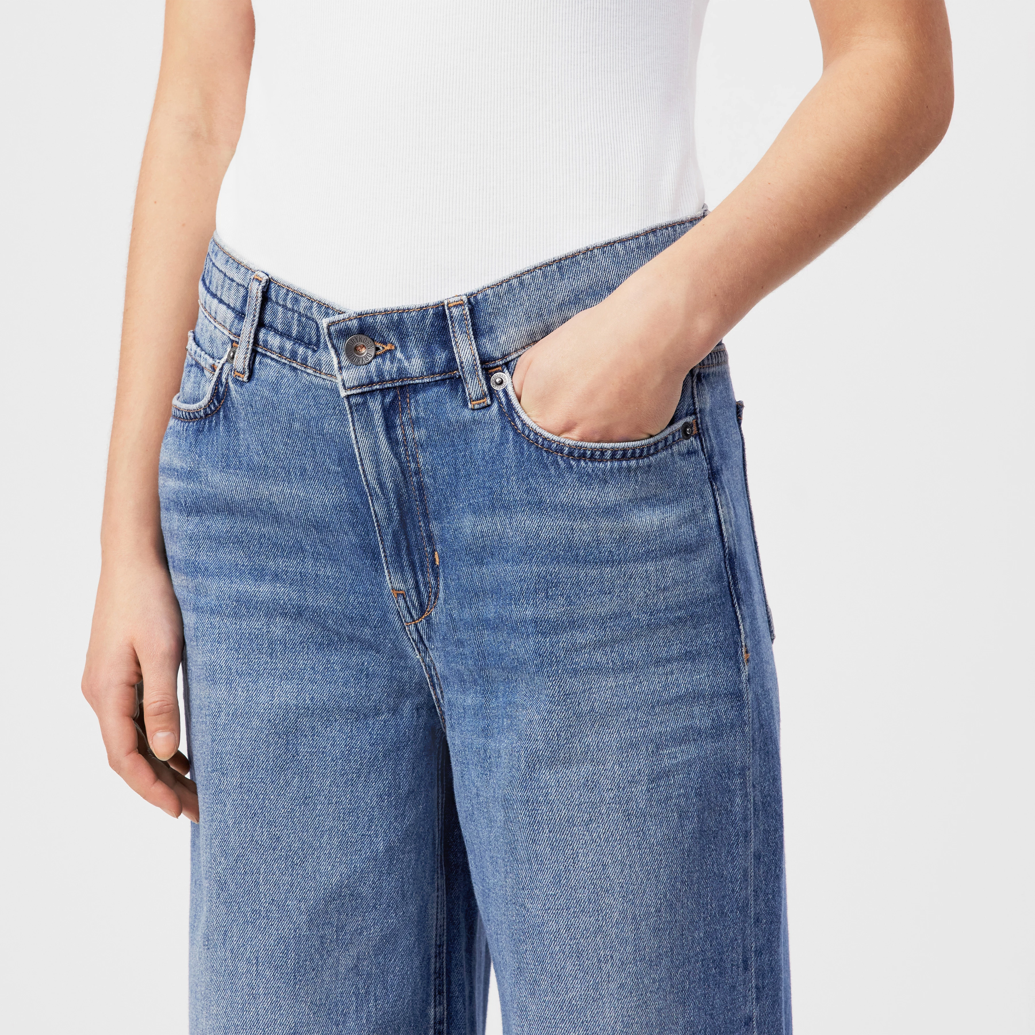 FLUNG - Mid-waist jeans af ren bomuld - women - blå - Detailansicht am Model