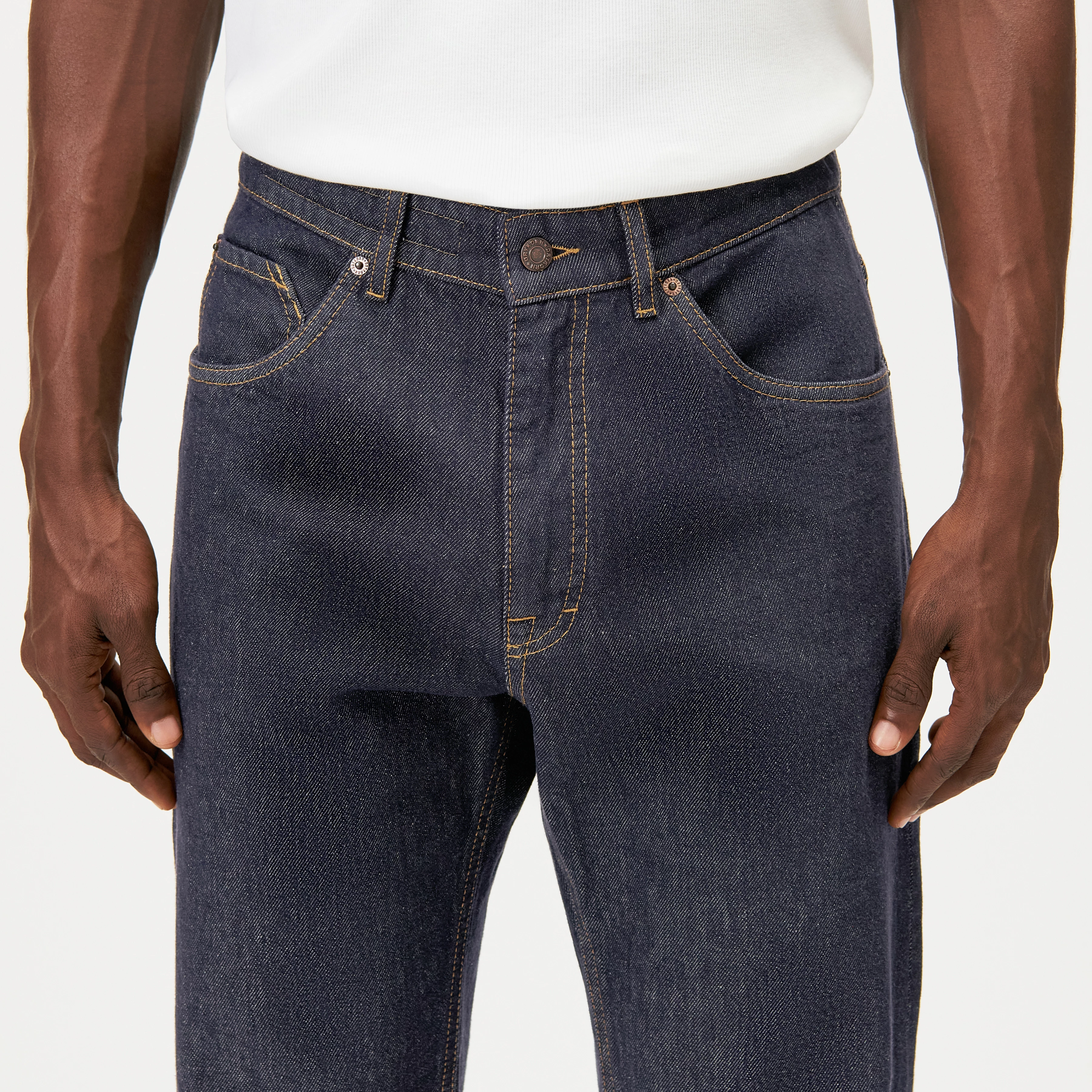 HIGHT_2 - Relaxed fit jeans in raw denim - men - blue - Detailansicht am Model