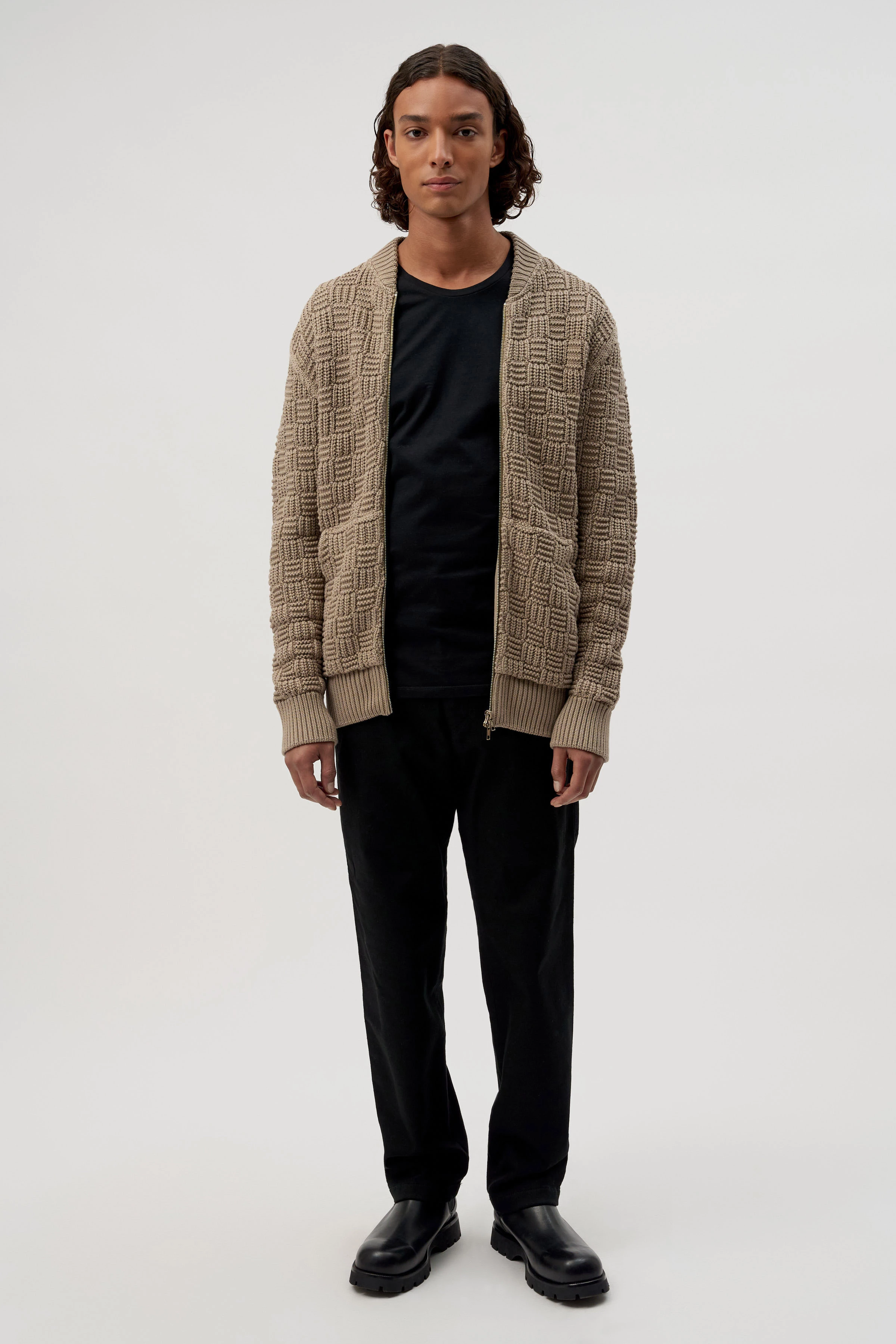 MAX - knitted bomber jacket with structure - men - brown - Ganzkörper-Frontansicht