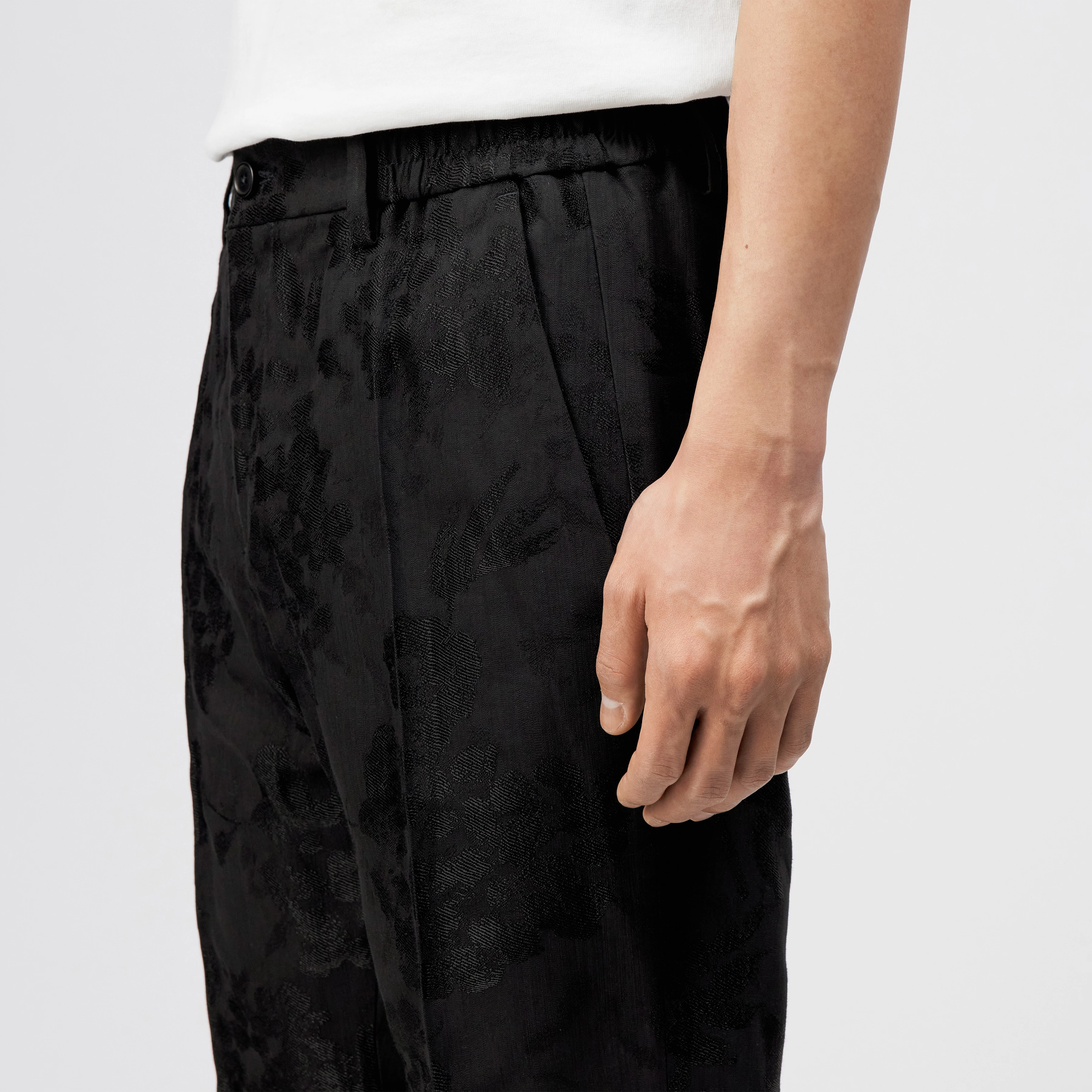 GARONA_B - Casual chino in katoen-viscosemix - heren - zwart - Detailansicht am Model