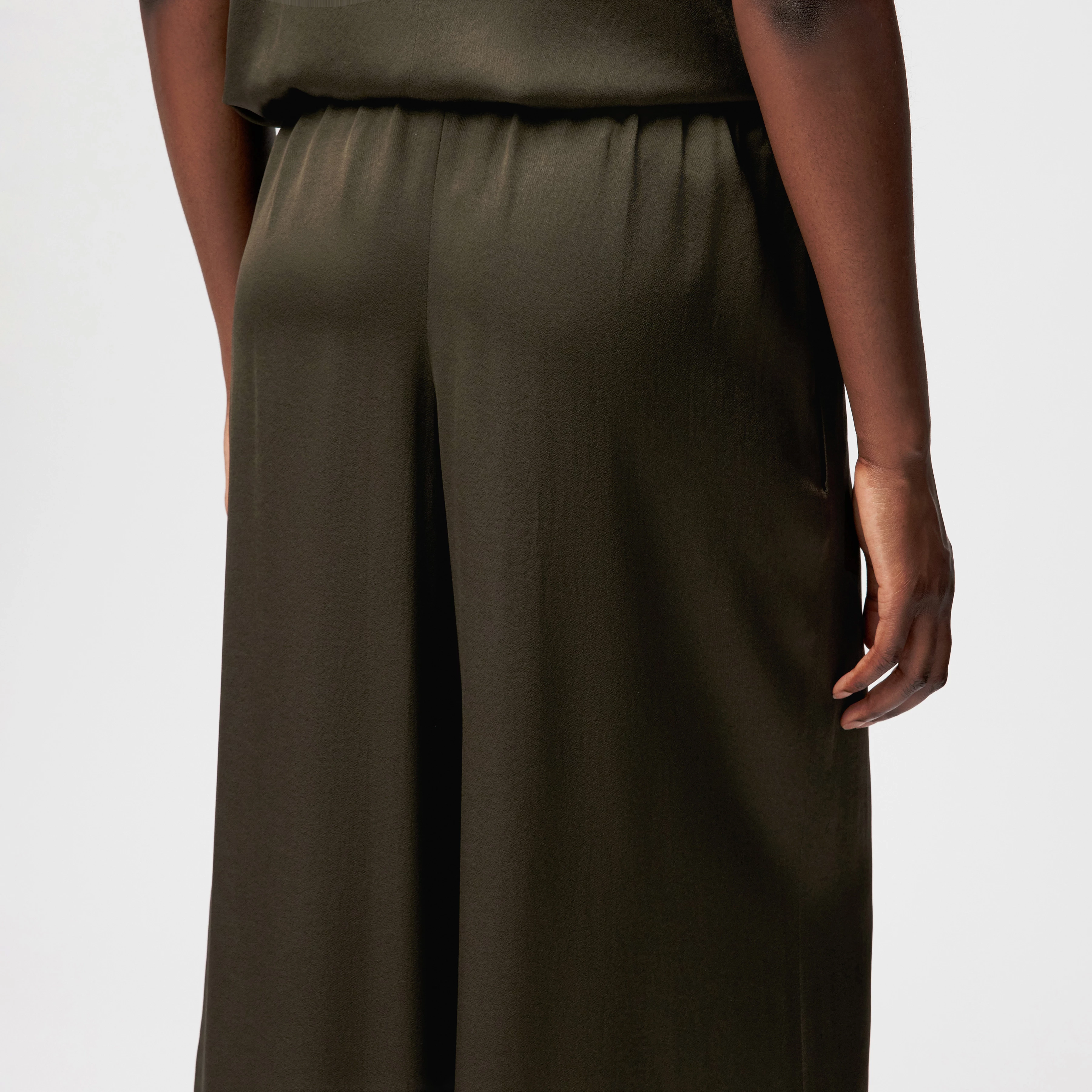 TWEEZER - Wide trousers in satin - women - green - Detailansicht am Model