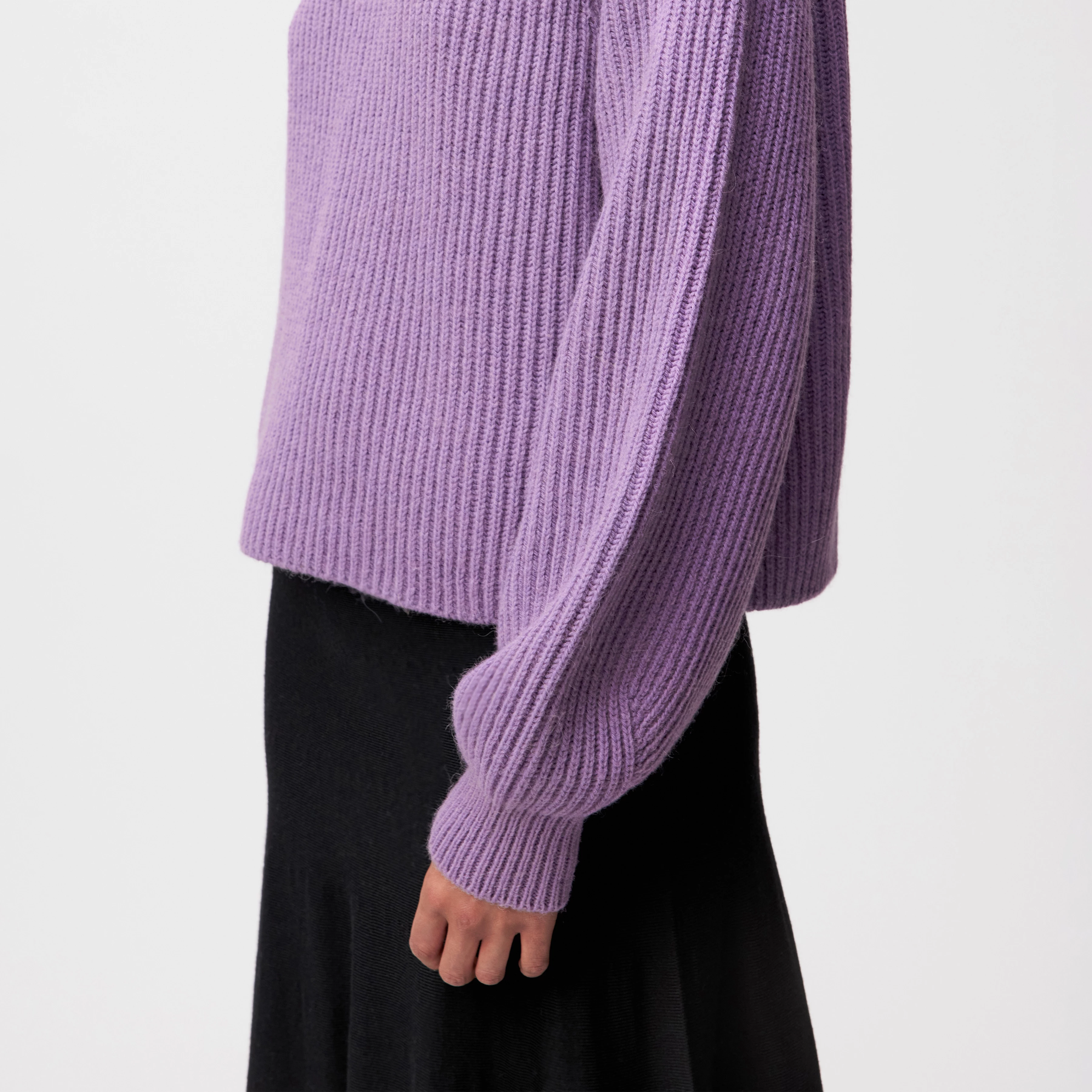 KIMONI - Sweater with balloon sleeves in wool and alpaca blend - women - purple - Detailansicht am Model