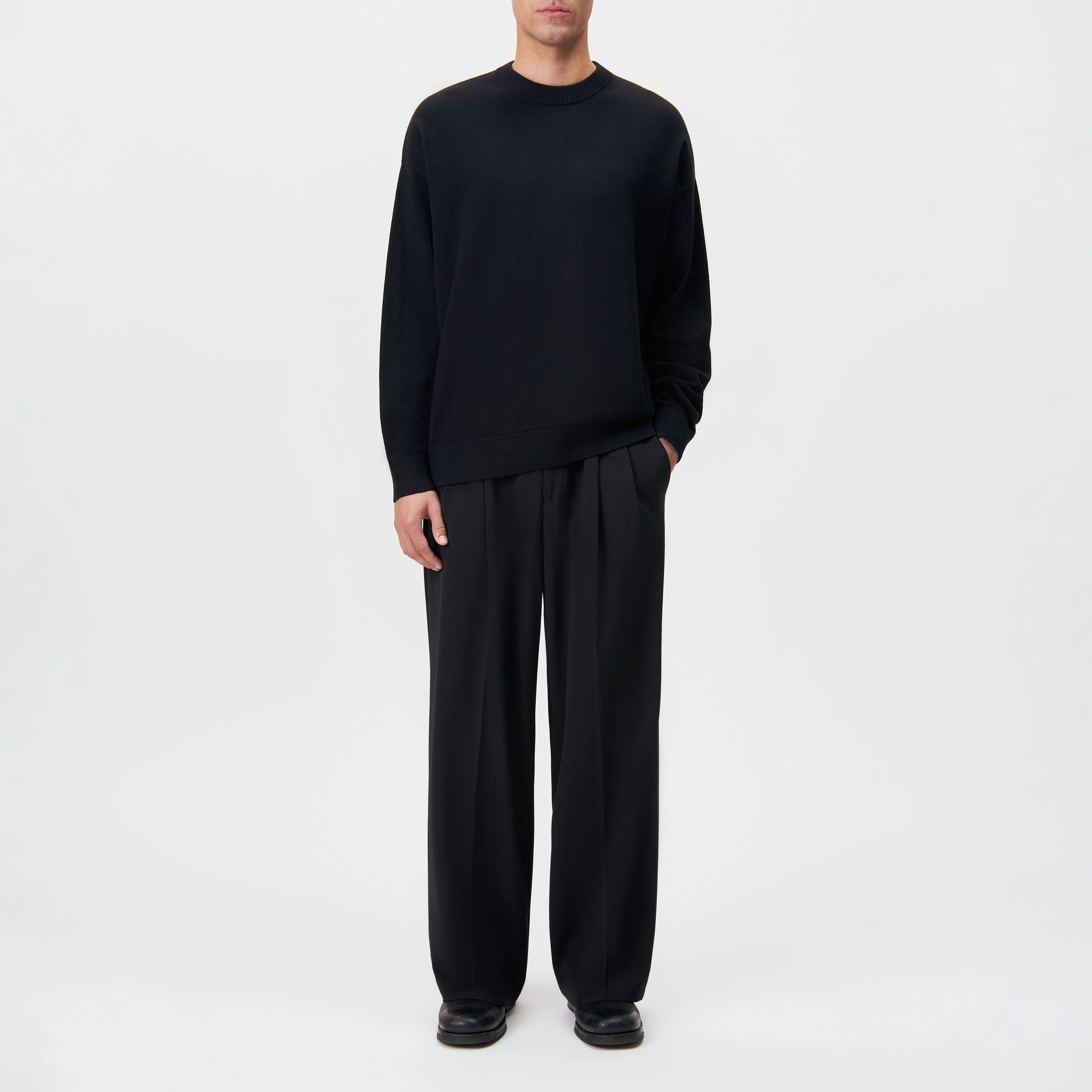 VALDRIK - Crew neck boxy fit jumper - men - black - Ganzkörper-Frontansicht