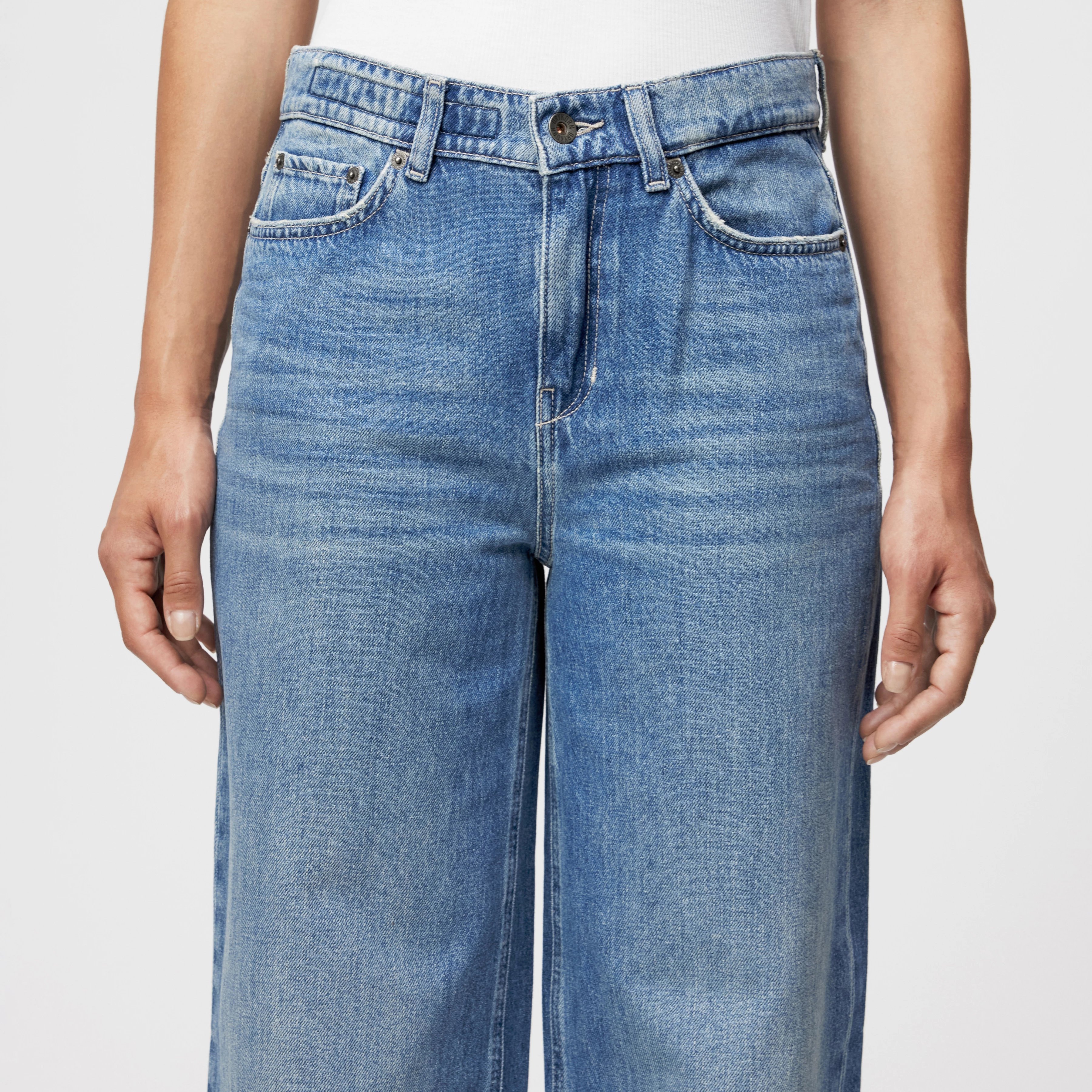 FLUNG - Mid-Waist Jeans in Light-Blue Denim - Damen - blau - Detailansicht am Model
