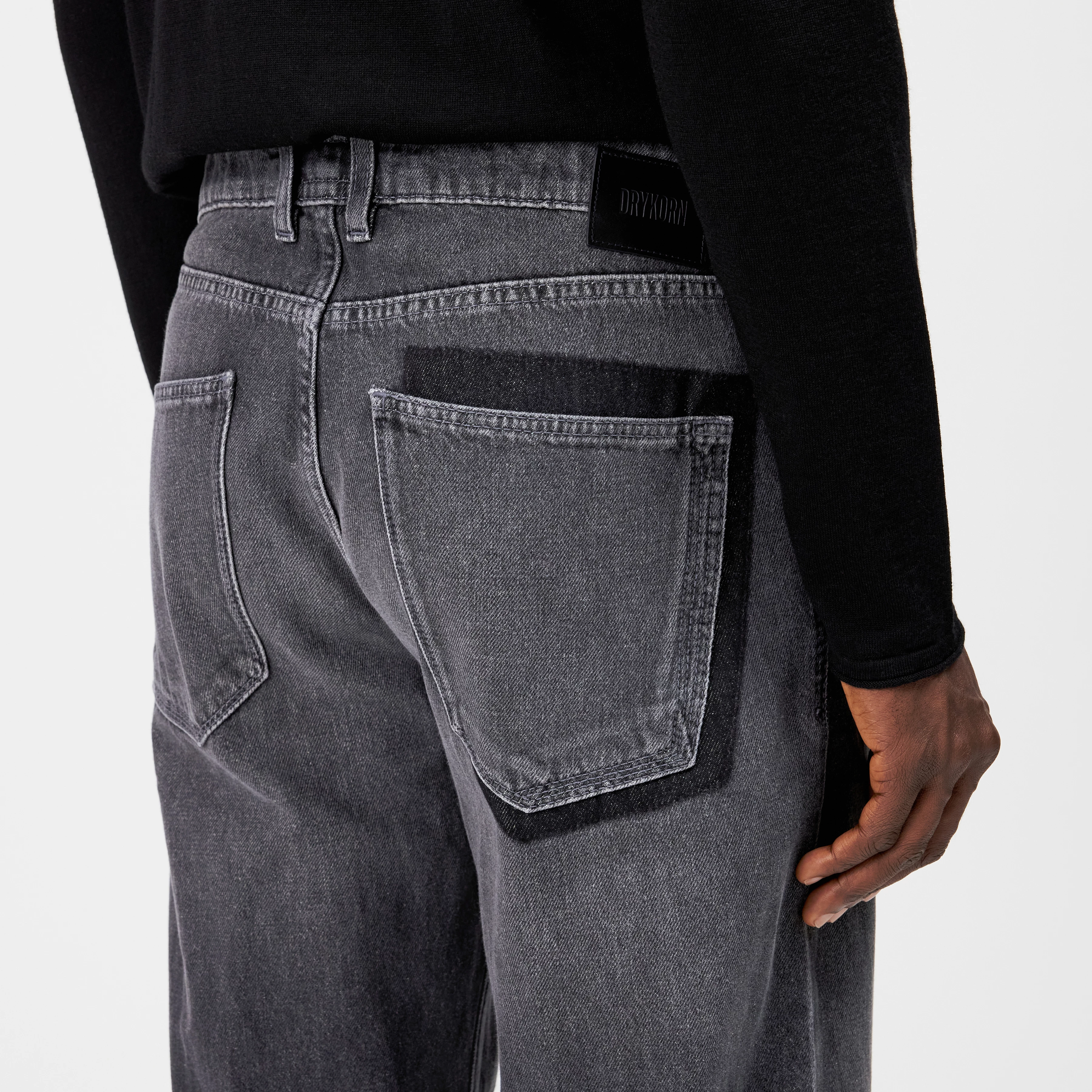 BAGGZY - Relaxed fit pure cotton jeans - men - grey - Detailansicht am Model