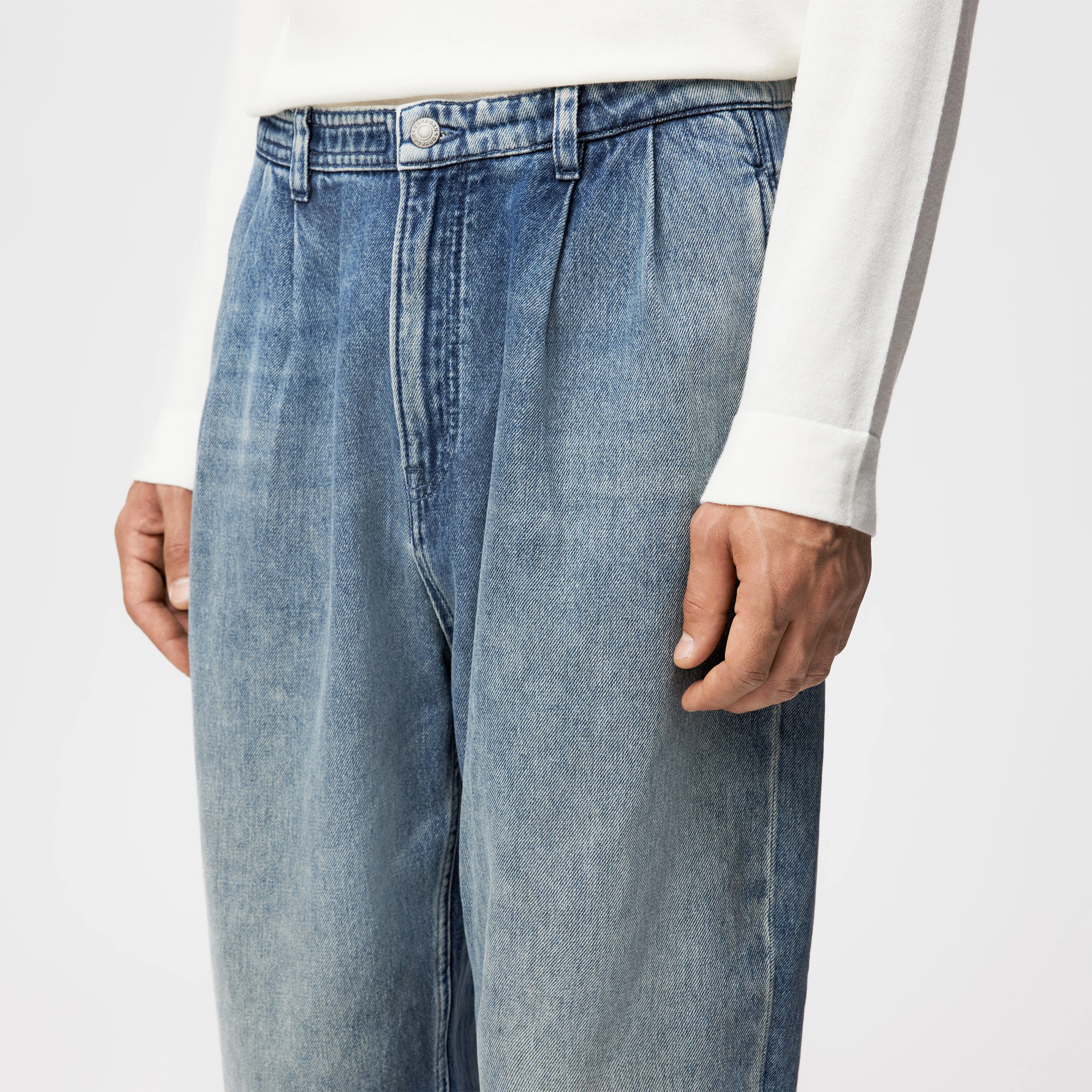 KARYKO_D - Relaxed fit jeans in mid-blue denim - men - blue - Detailansicht am Model