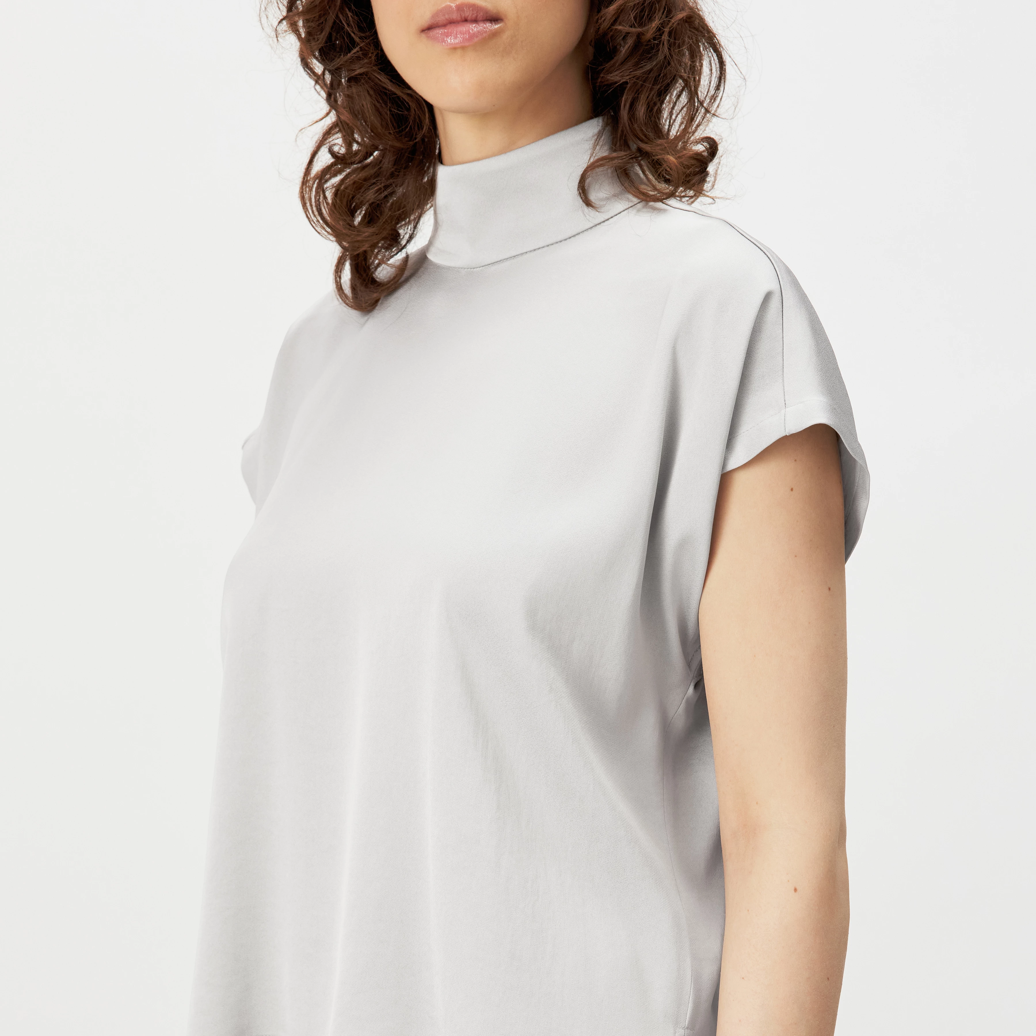ALARIA_1 - Shirt blouse with stand-up collar in satin - women - grey - Detailansicht am Model