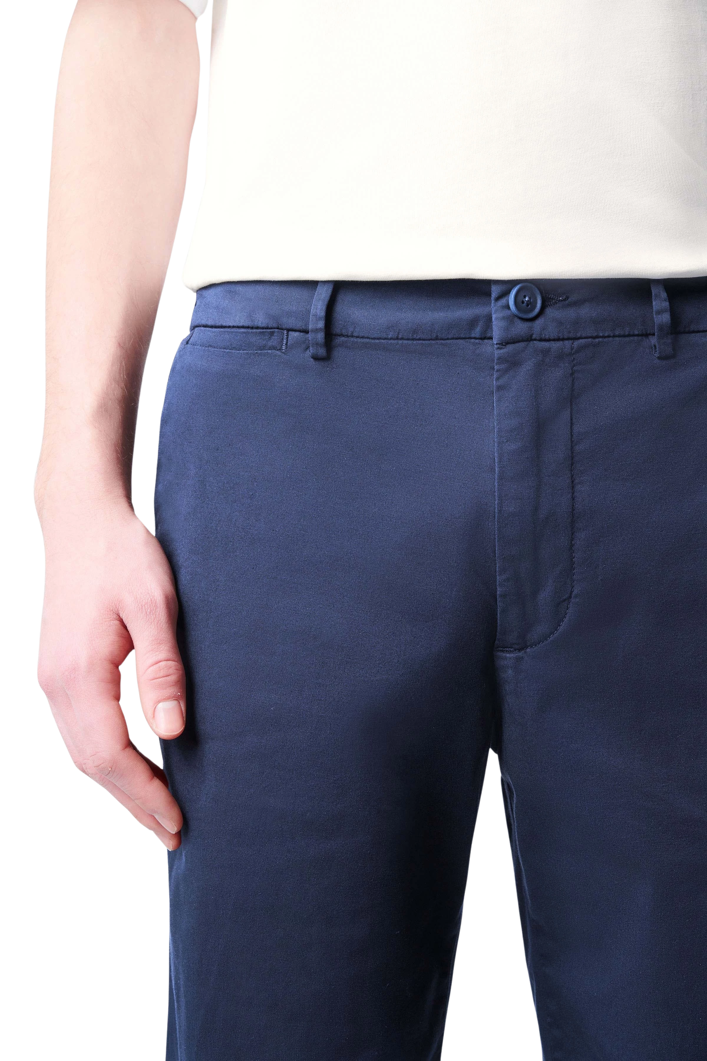 KEND - Chino shorts in cotton twill - men - blue - Detailansicht am Model