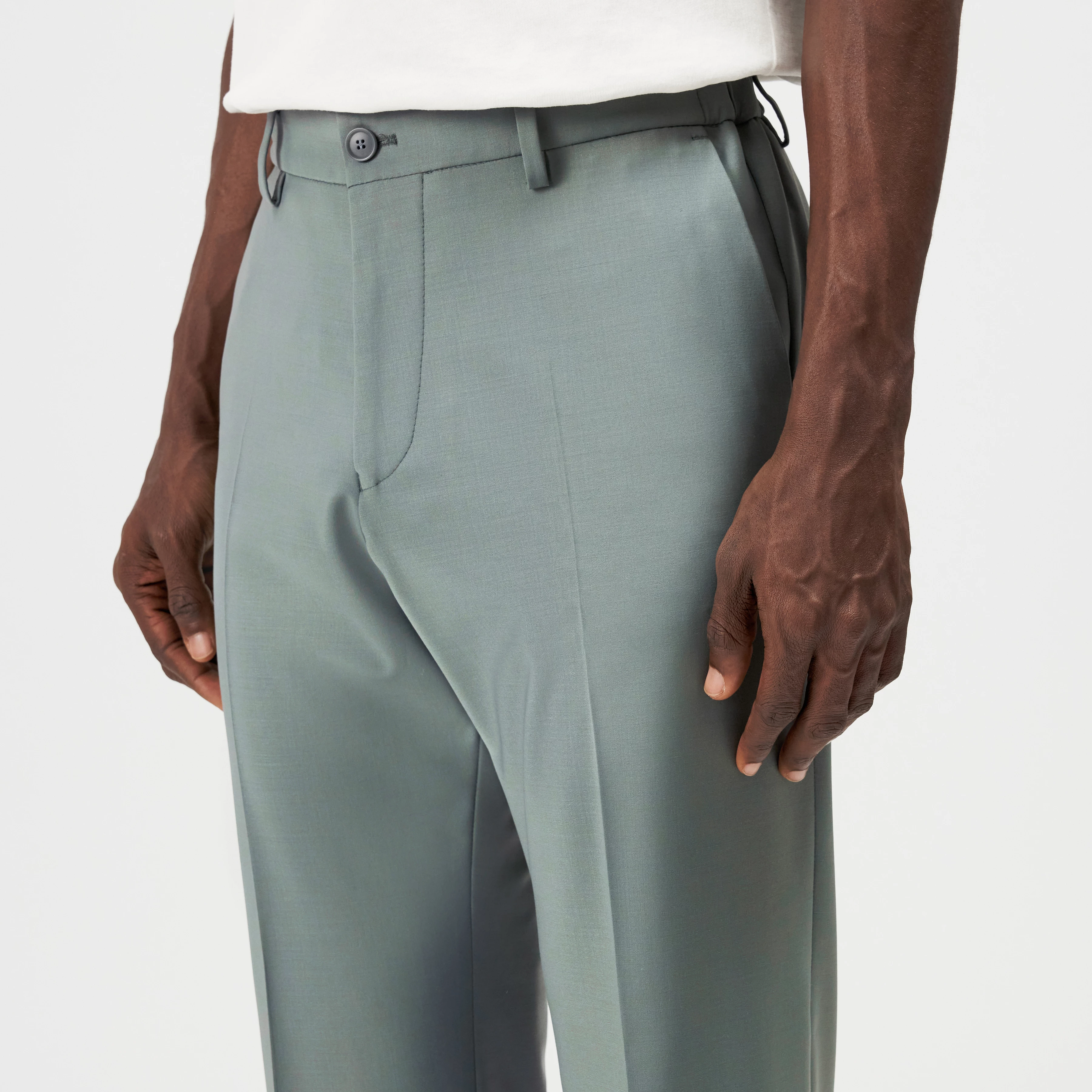 AJEND_RGLR - Tailored trousers in wool blend - men - green - Detailansicht am Model