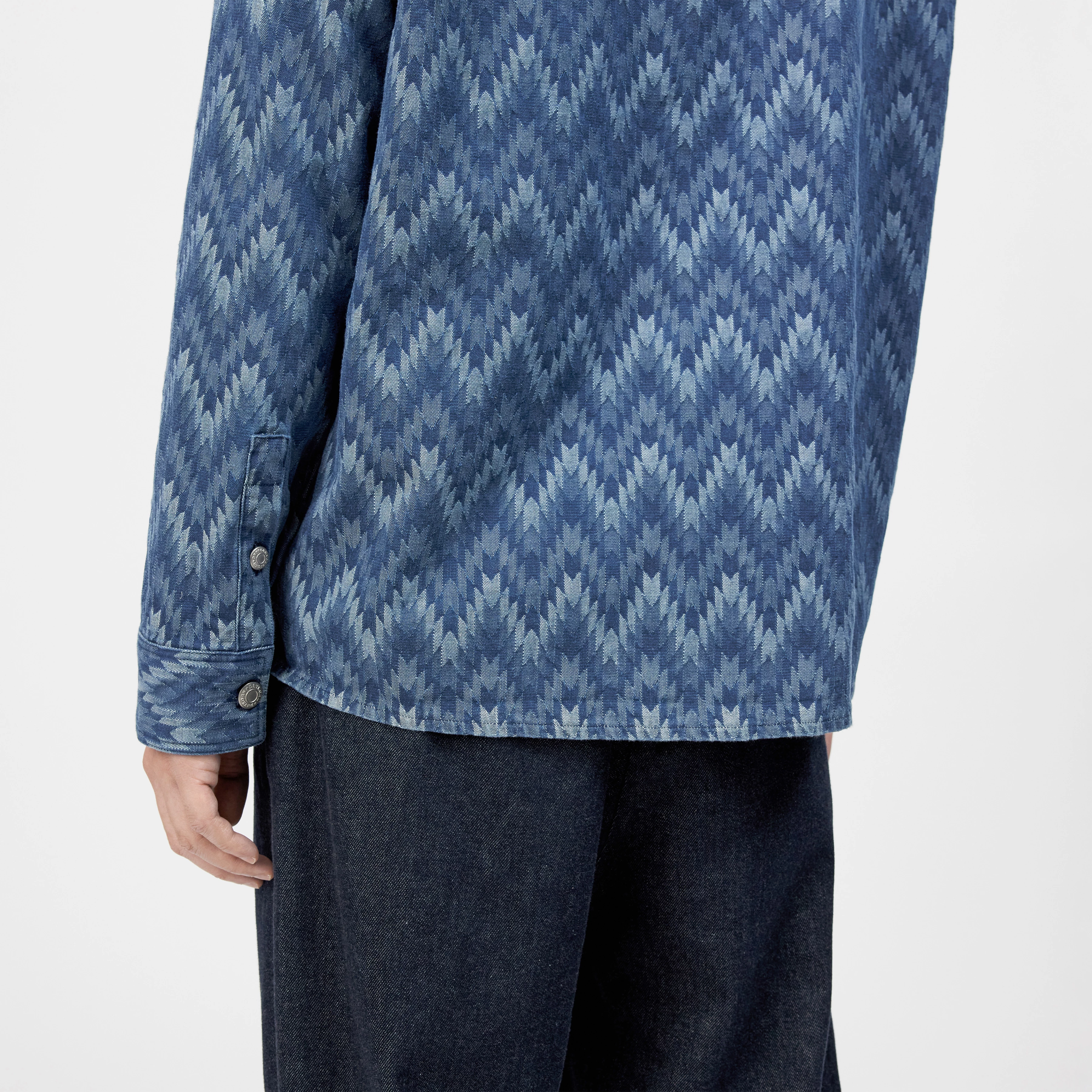 LIJAS - Overshirt mit Brusttasche in Denim - Herren - blau - Detailansicht am Model