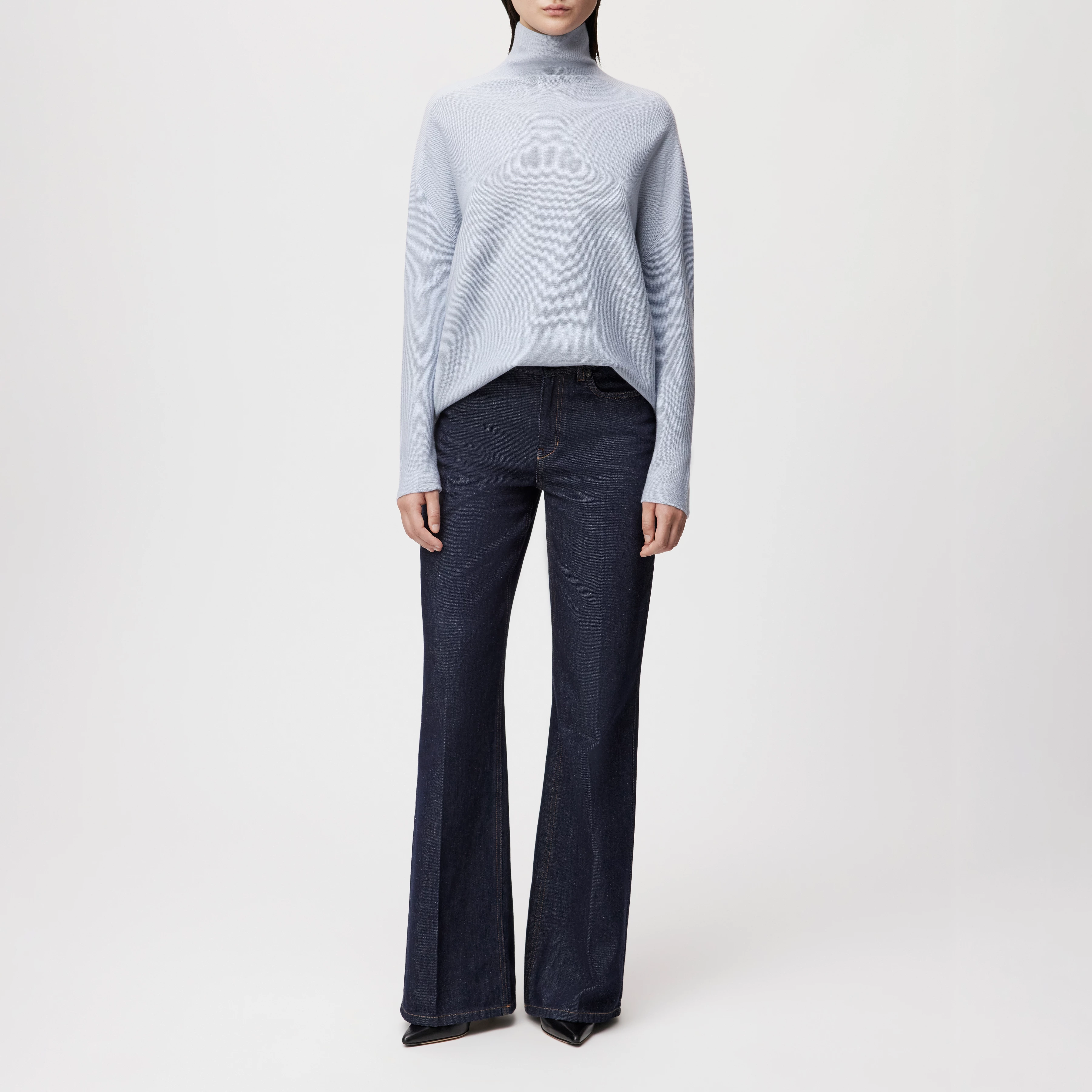 LIORA - Egg-Shape Rollkragenpullover in 100% Merinowolle - Damen - blau - Ganzkörper-Frontansicht