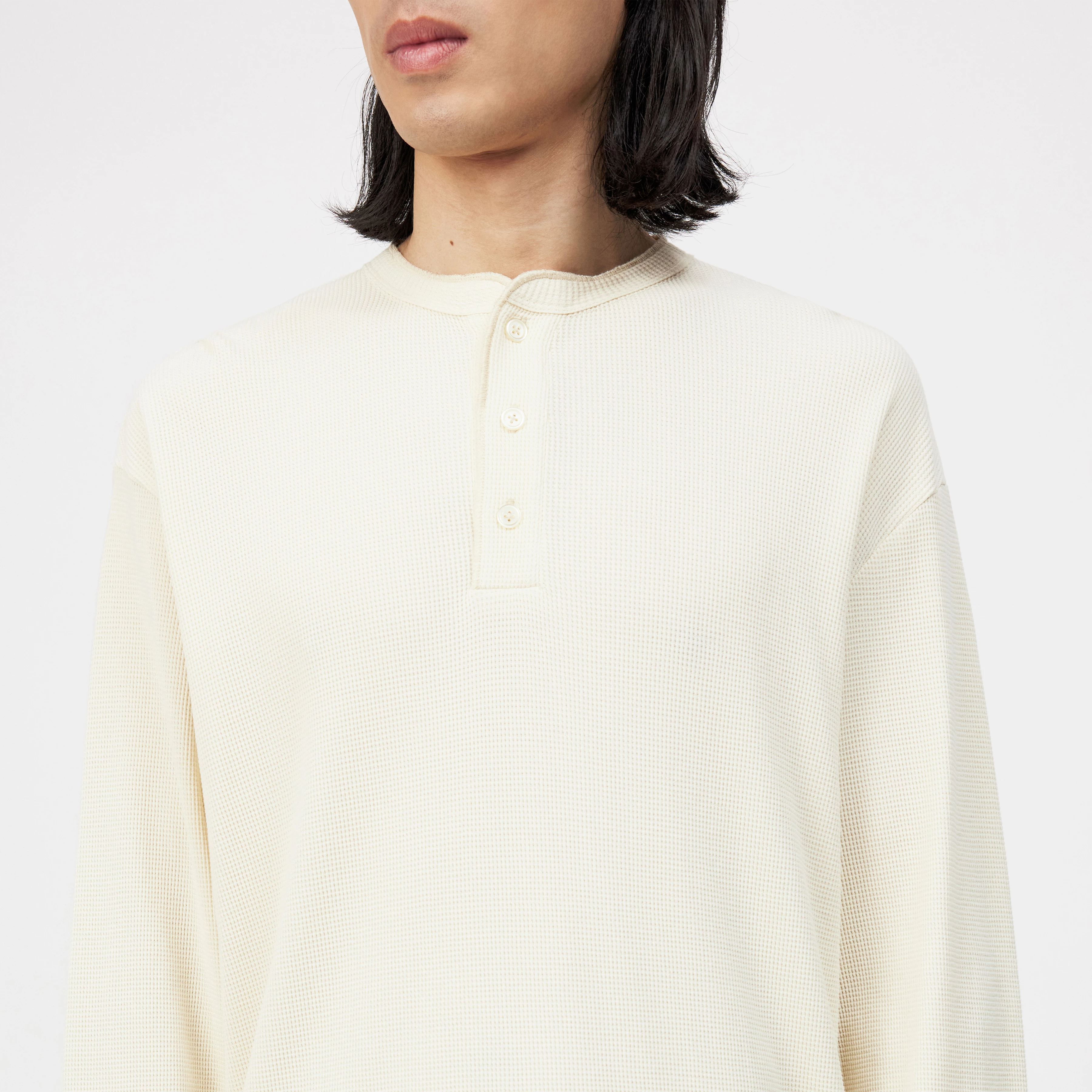 KILANO - Longsleeve mit Knopfleiste in Struktur - Herren - beige - Detailansicht am Model