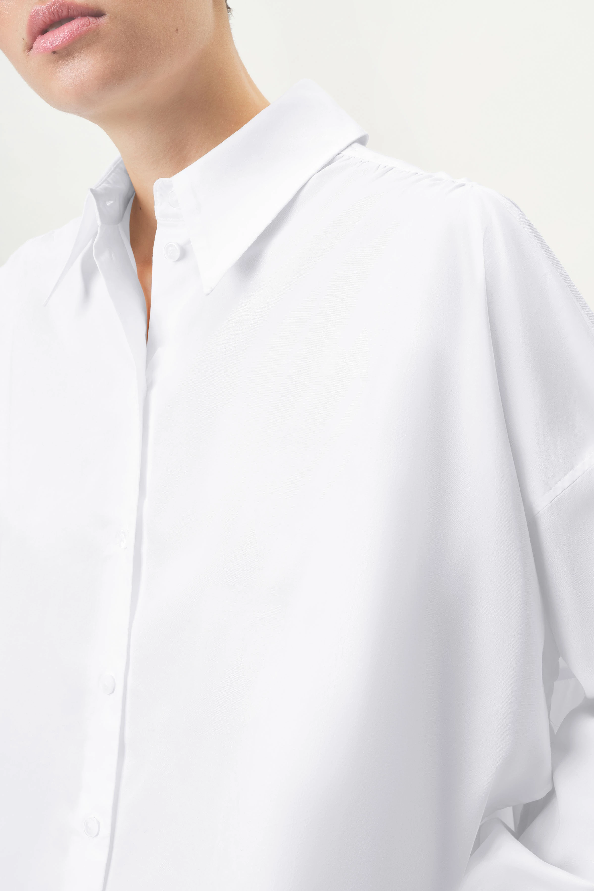 FLANNA - Oversize-Hemdbluse mit tiefer Rückenpasse in Popelin - Damen - weiß - Seitenansicht