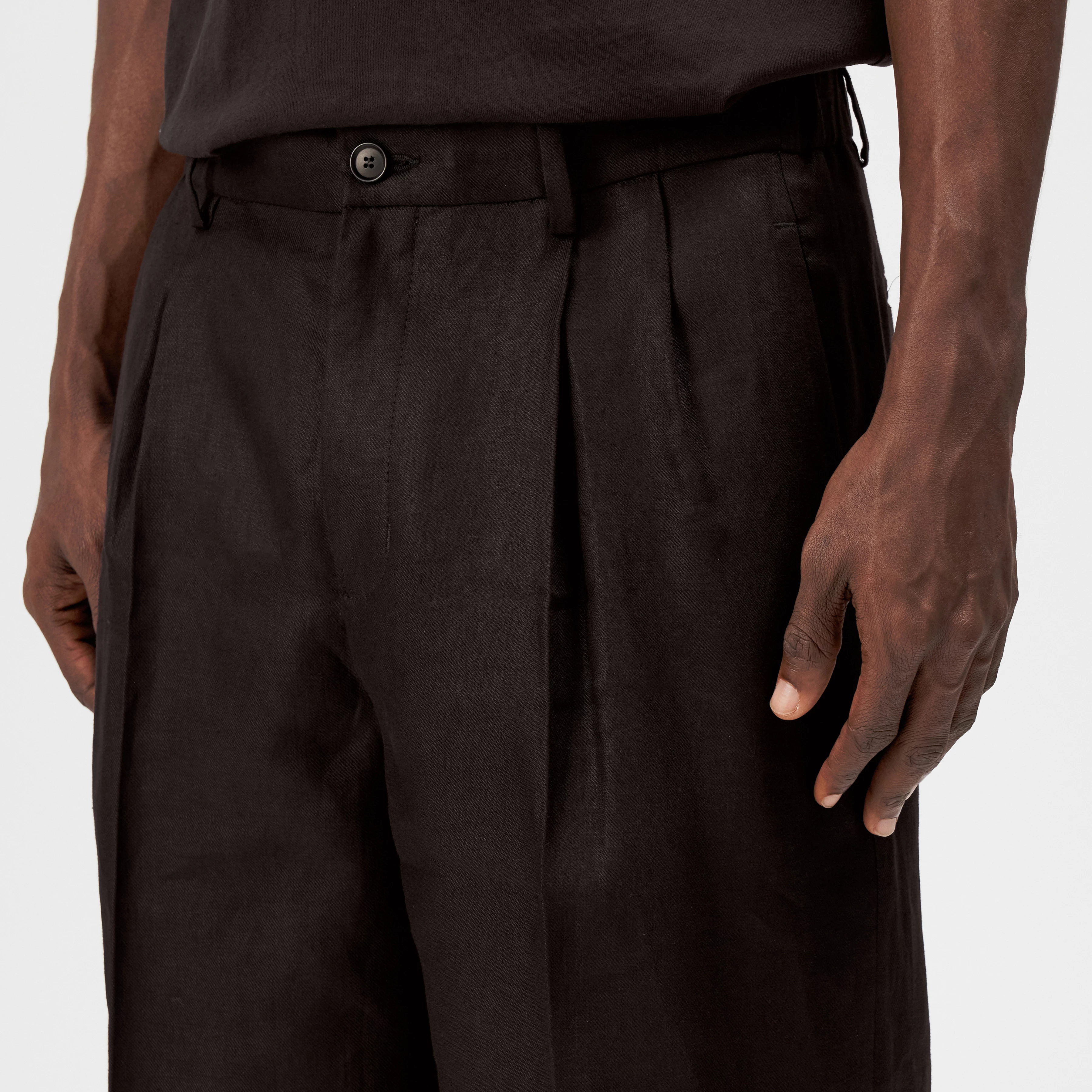 ROCABO - Bundfalten Short im Relaxed Fit in reinem Leinen - Herren - braun - Detailansicht am Model