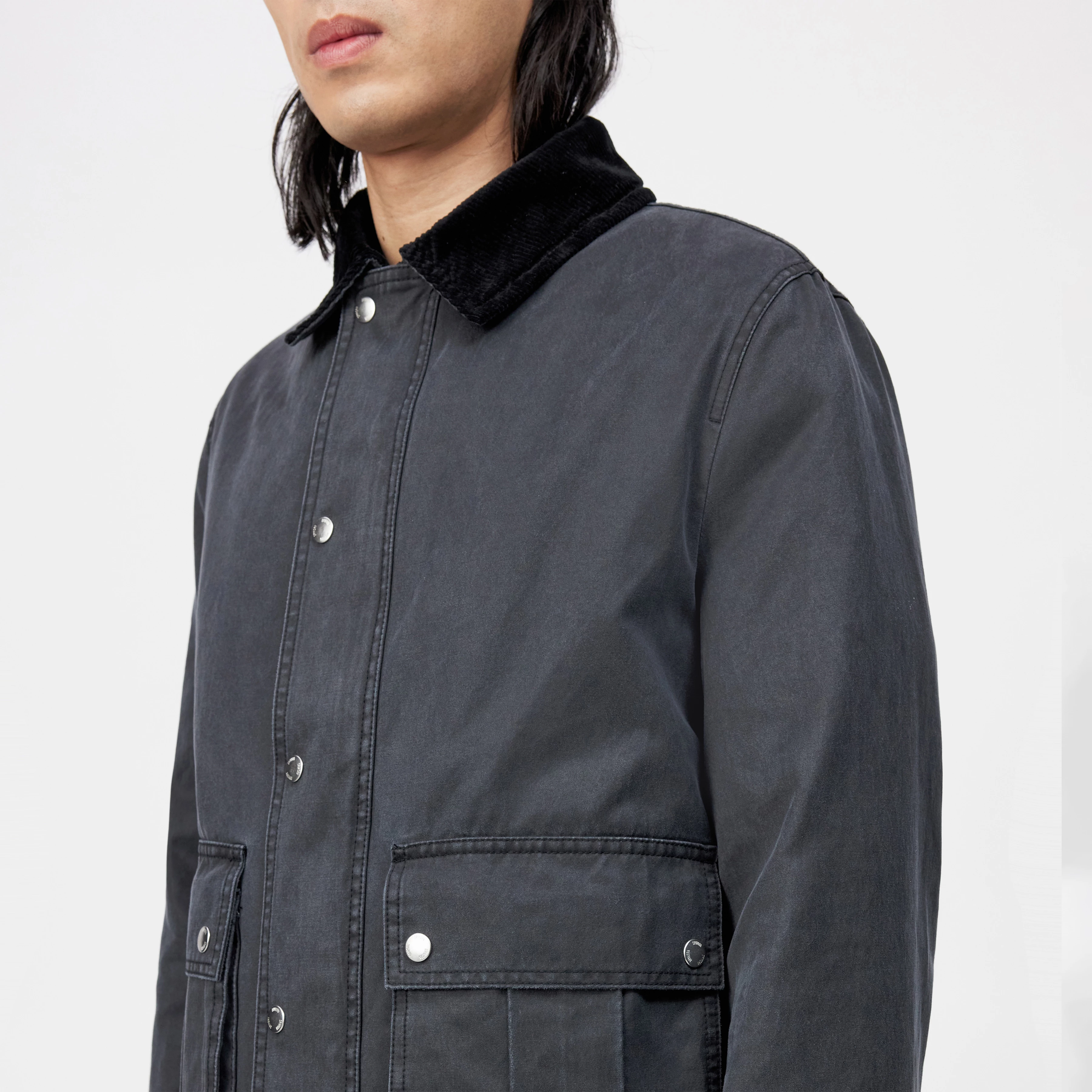 YAKAMO_W - Utility Jacke in gewachstem Baumwoll-Mix - Herren - schwarz - Detailansicht am Model