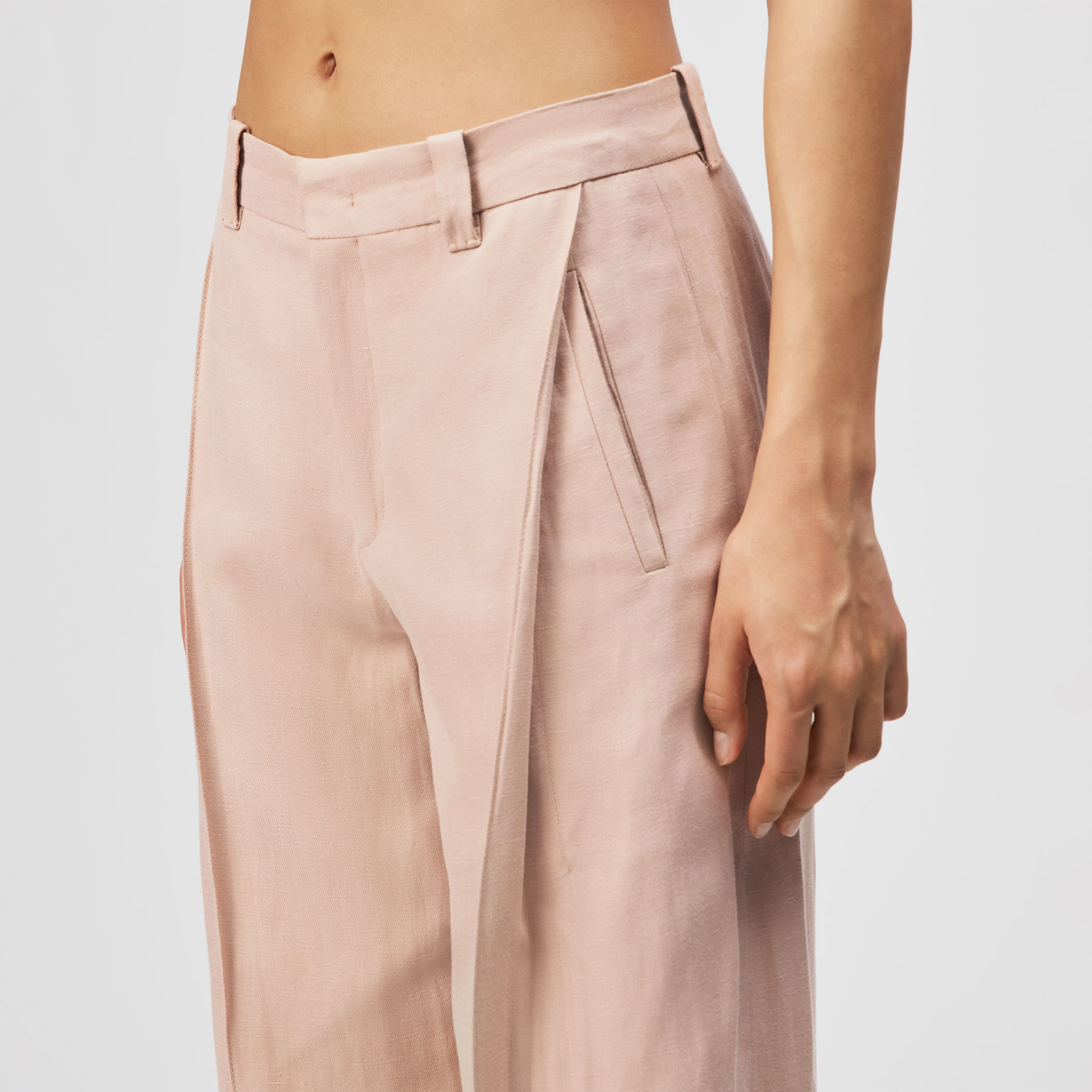 UNPACK - Leinenhose in fließendem Twill - Damen - orange - Detailansicht am Model