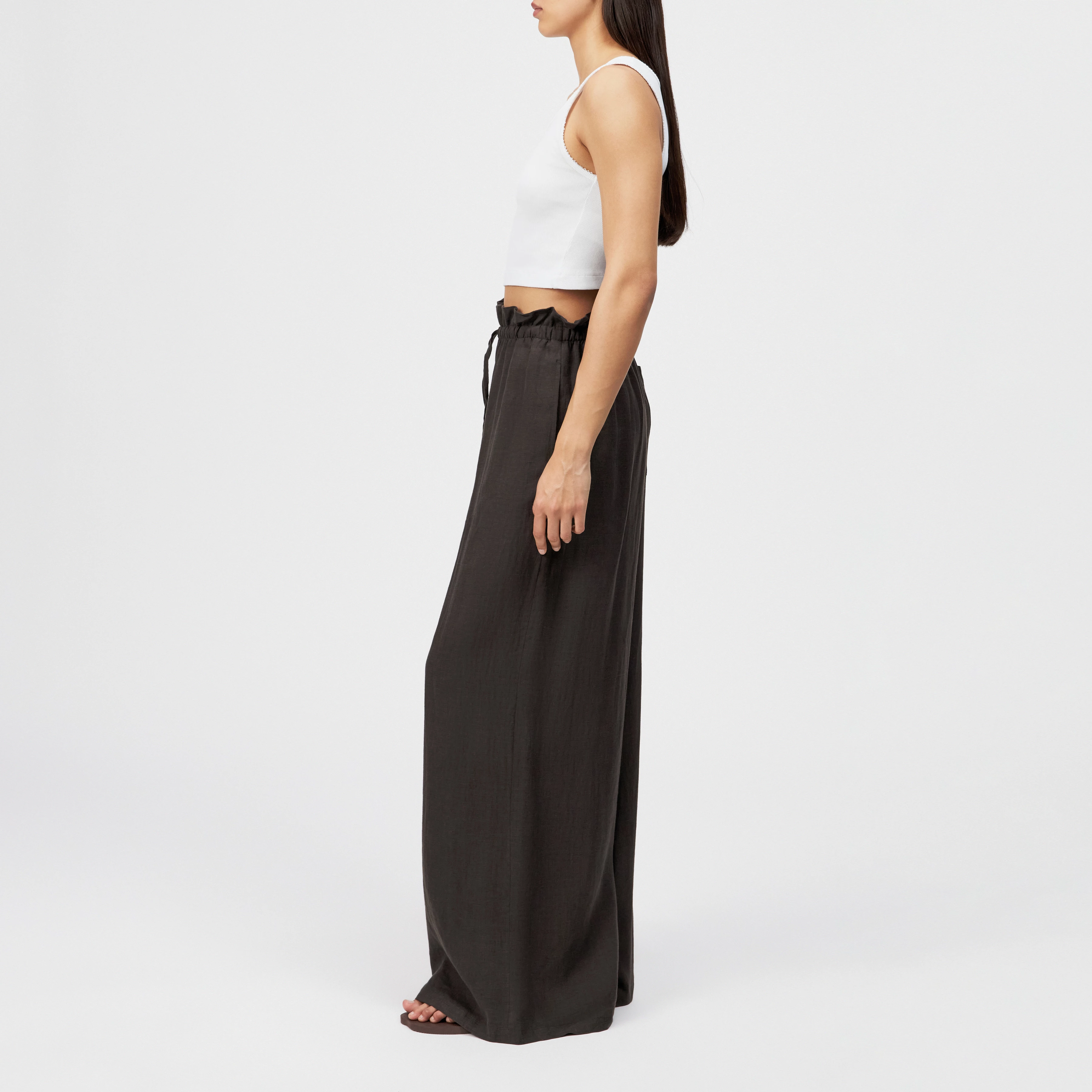 DWINDLE - Linen paperbag trousers - women - brown - Seitenansicht