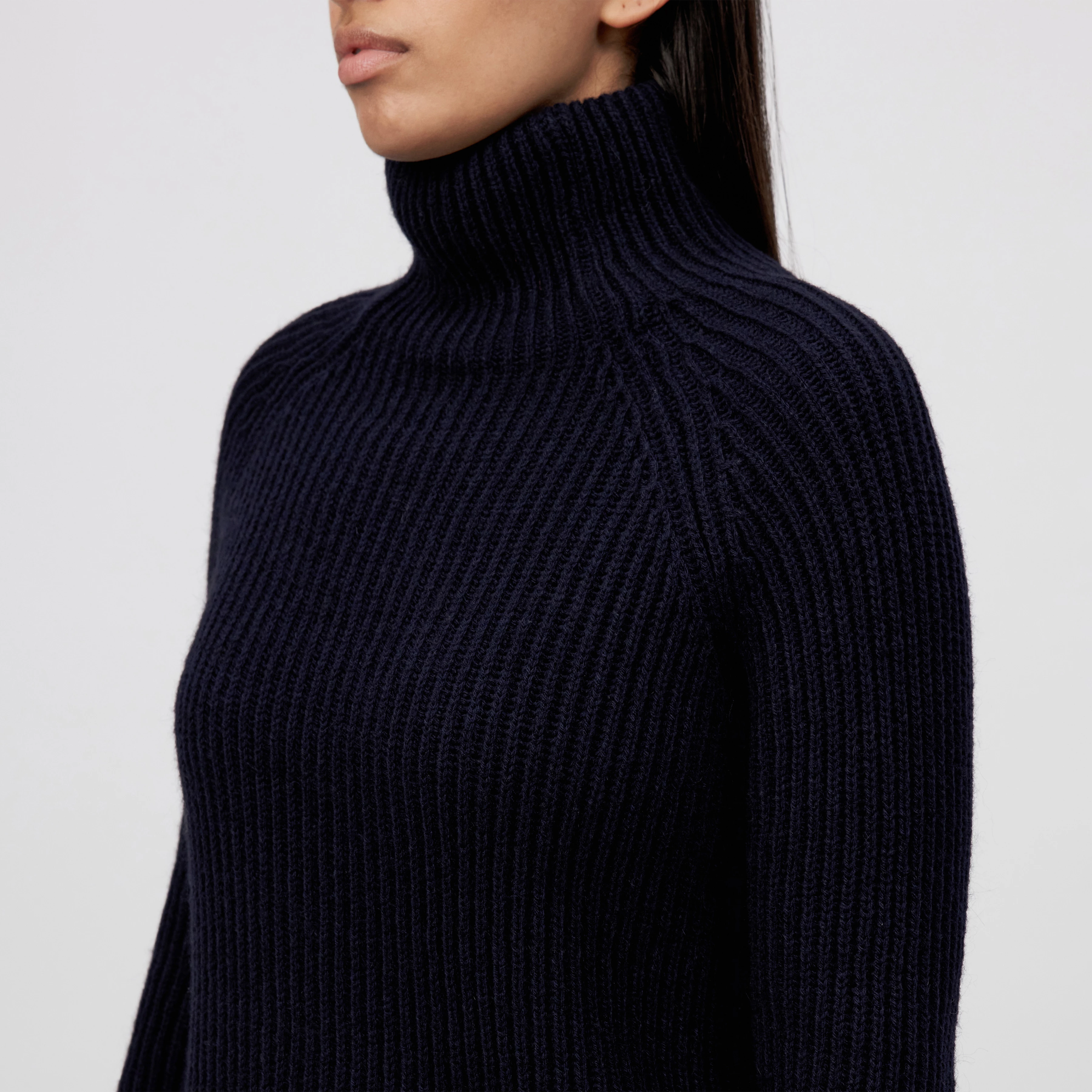 ARWEN - Turtleneck jumper in wool and alpaca blend - women - blue - Detailansicht am Model