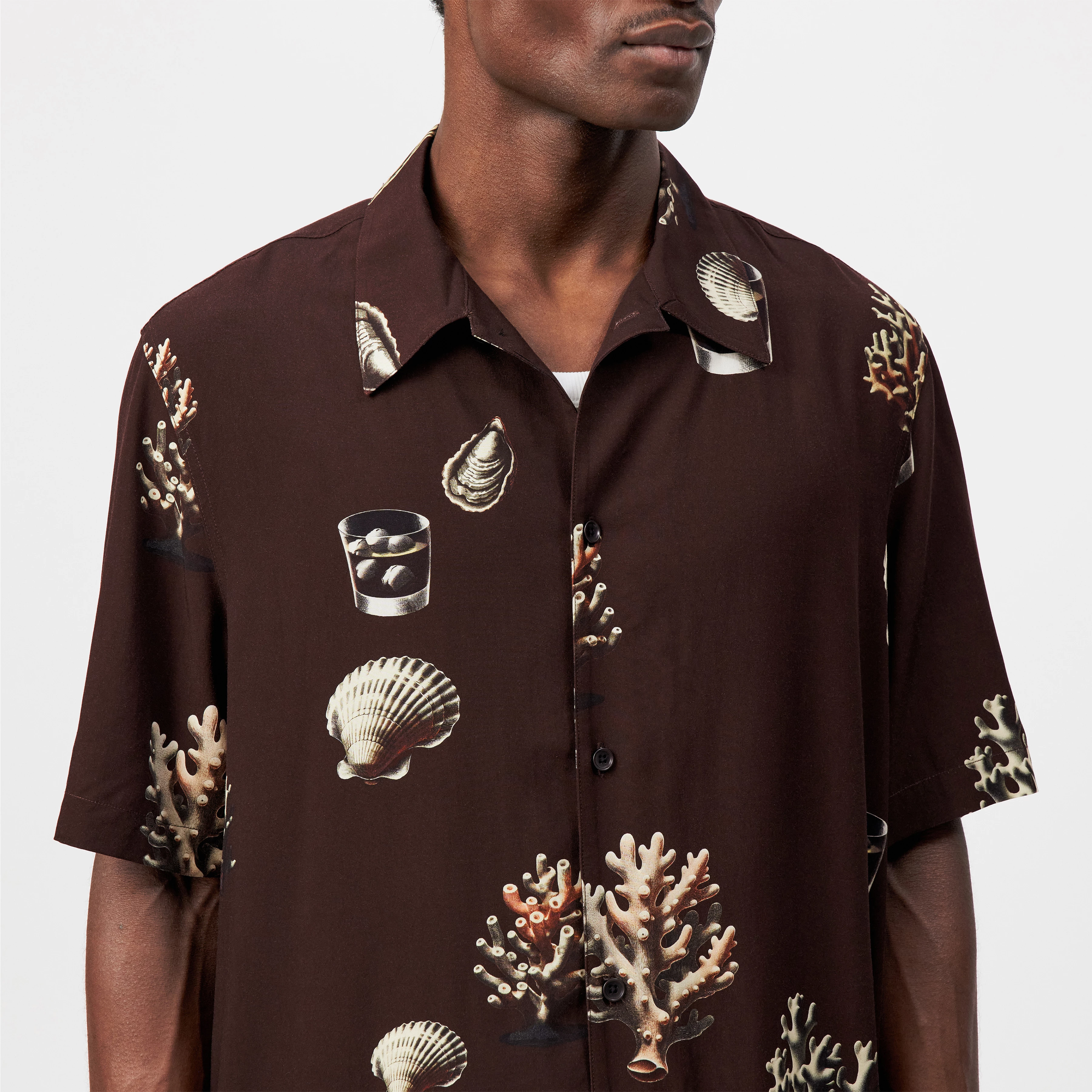 MERYN - Short-sleeve shirt with nautical print in viscose - men - brown - Detailansicht am Model