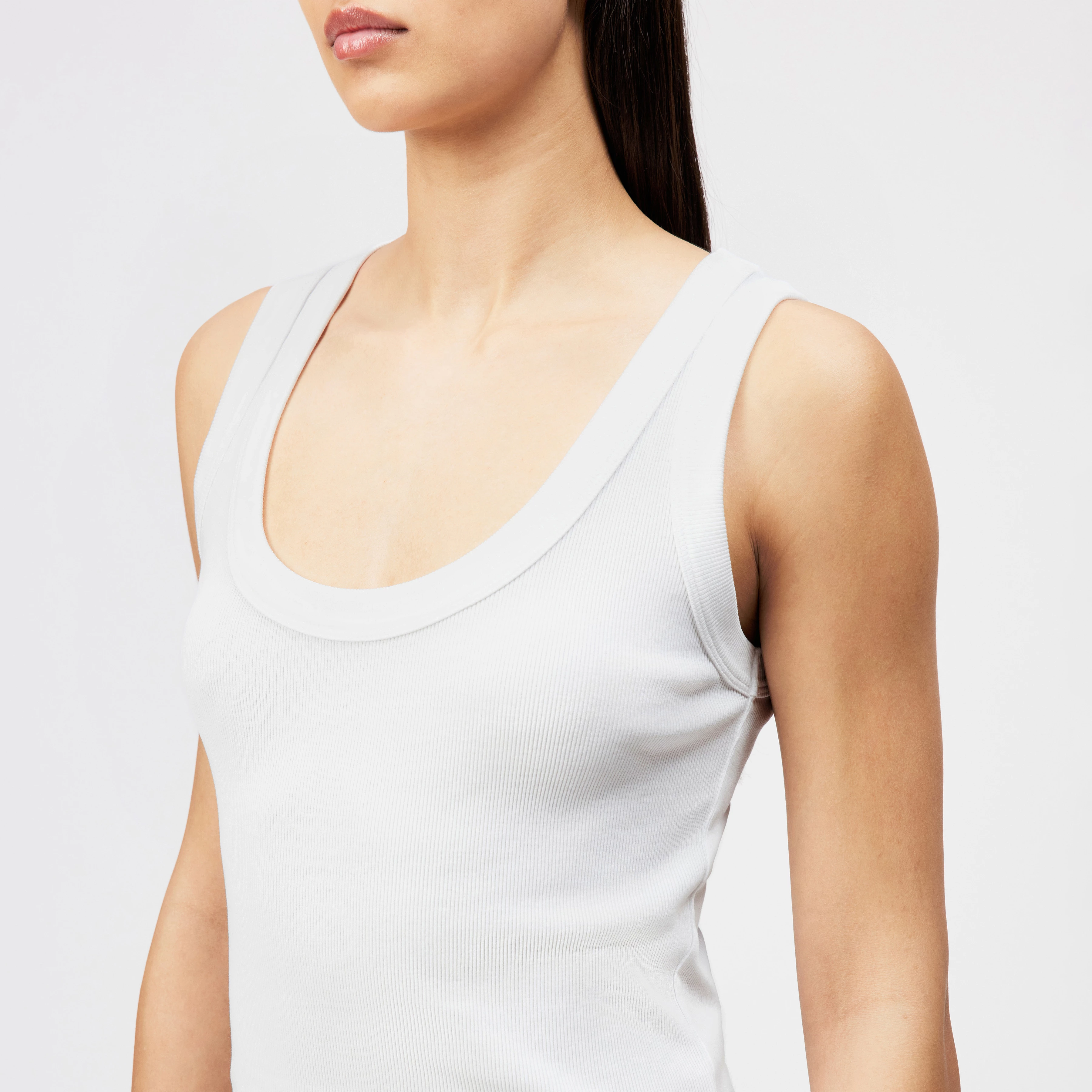 TAVIRA - Geribd tanktop met vrouwelijke ronde hals - dames - wit - Detailansicht am Model