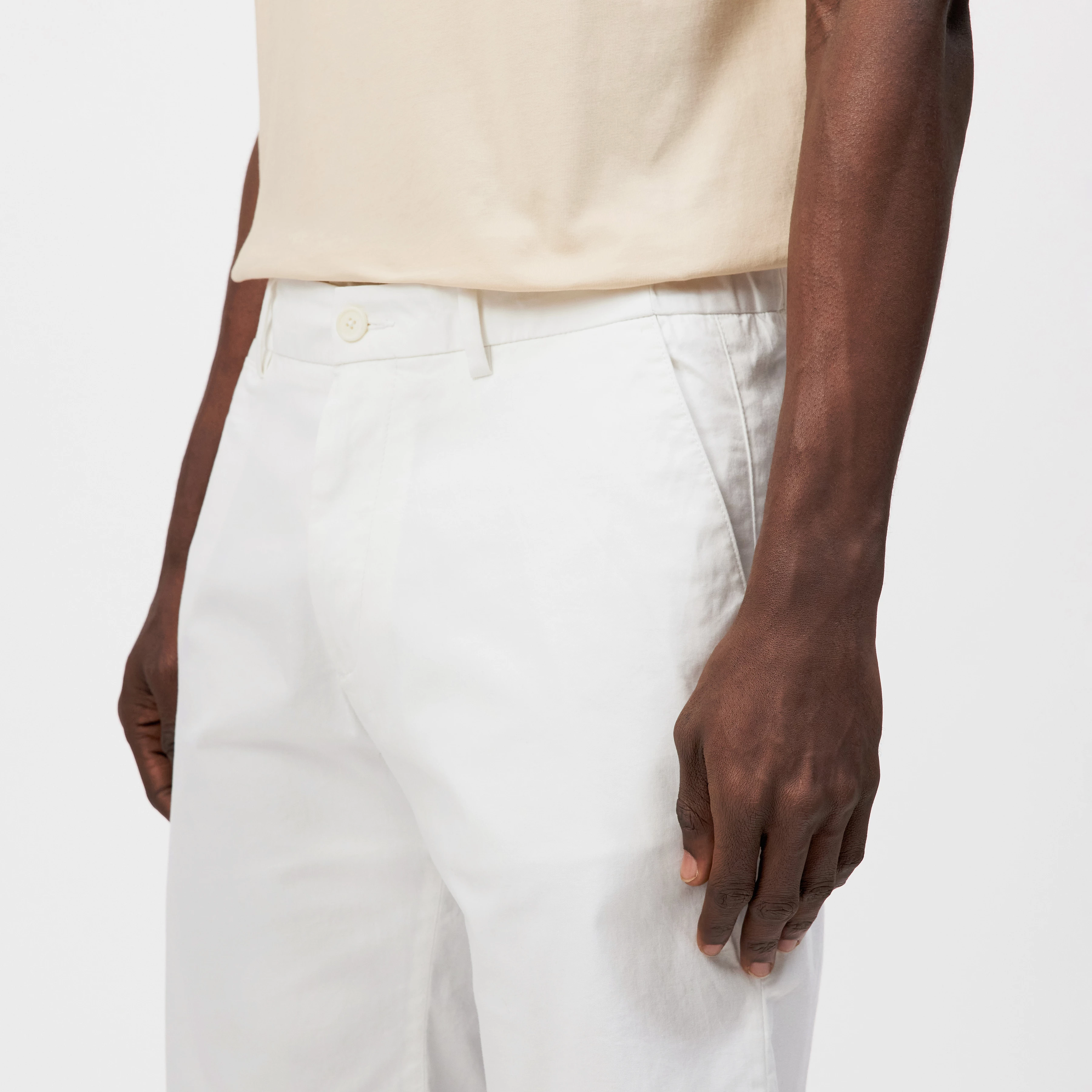 KEND - Chino Shorts in Baumwoll-Twill - Herren - weiß - Detailansicht am Model